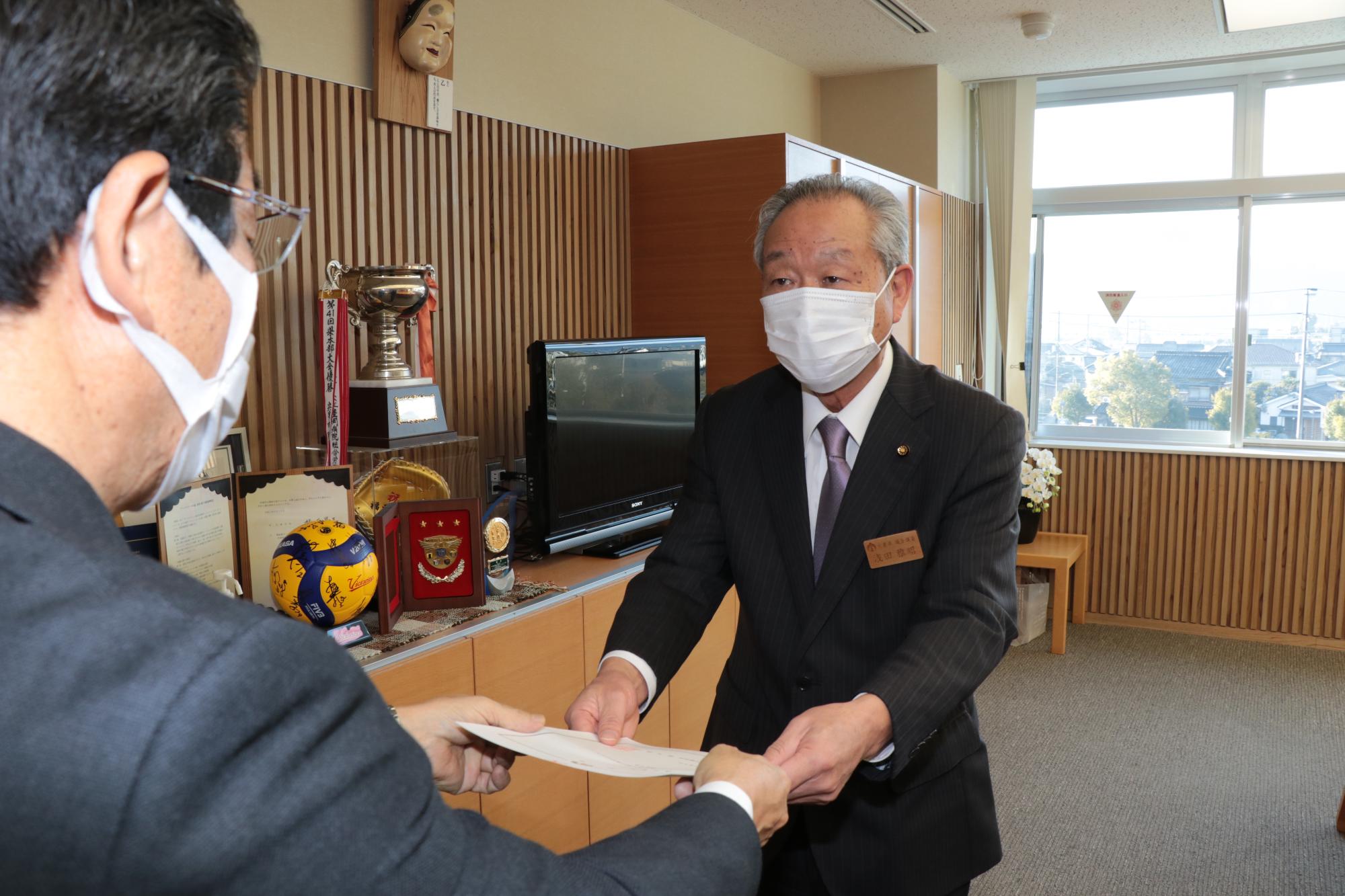 市長から辞令を受ける浅田さんの写真