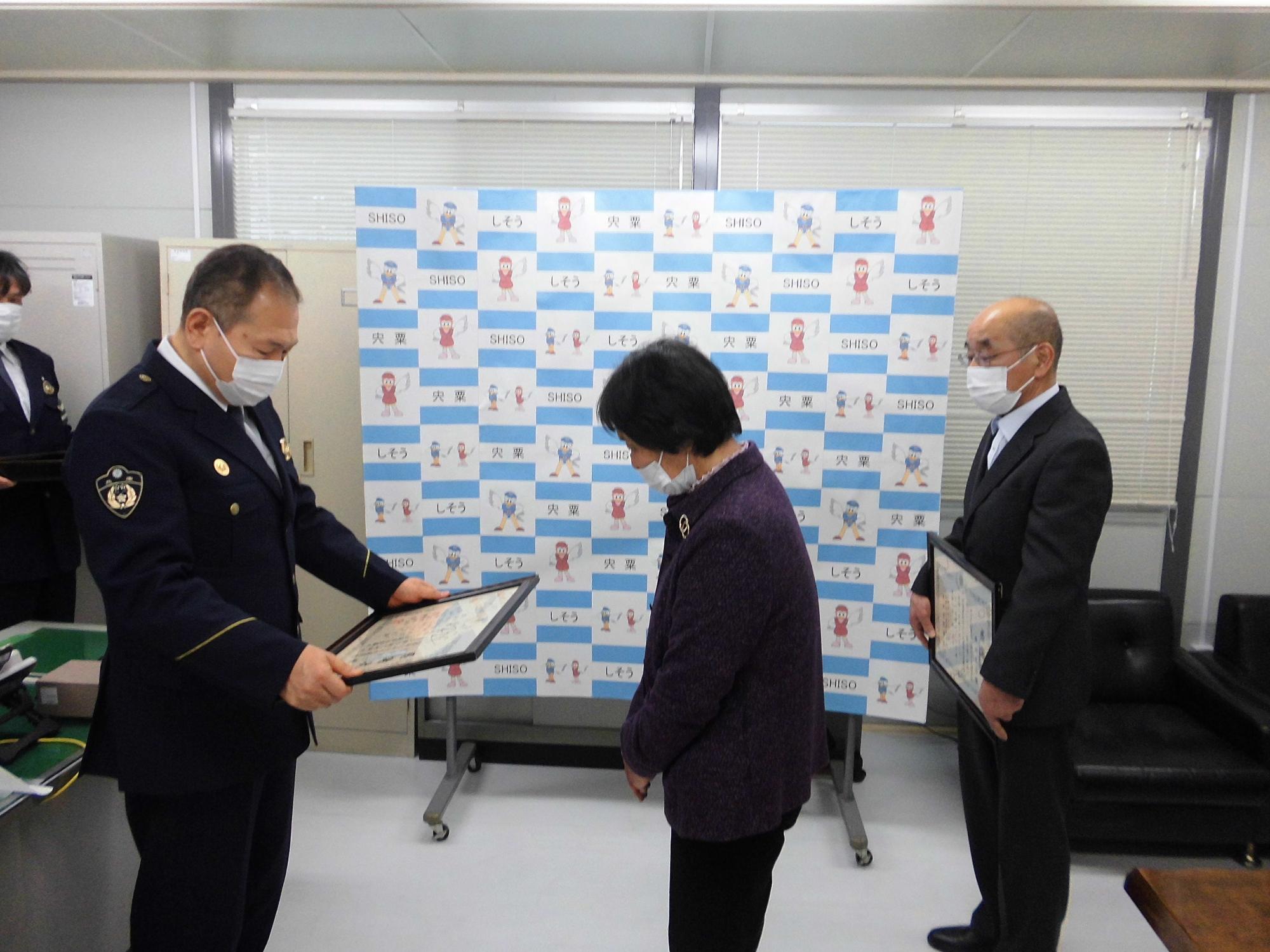 宮村署長から感謝状を受ける岡田さんと中川さんの写真