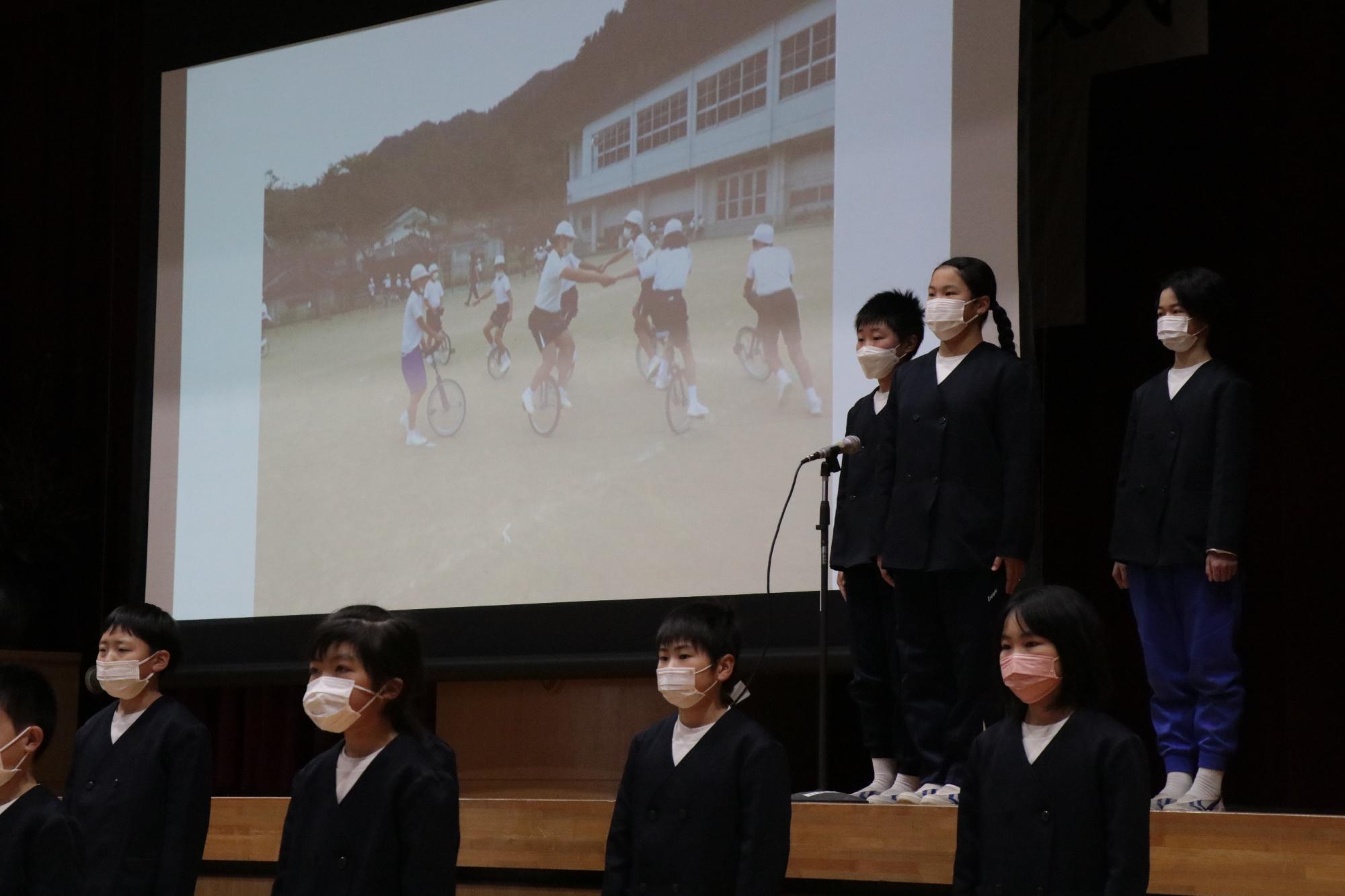 学校生活の思い出を写真で紹介する児童らの写真