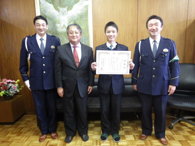 表彰状を手に笑顔を見せる山崎高校の生徒の写真