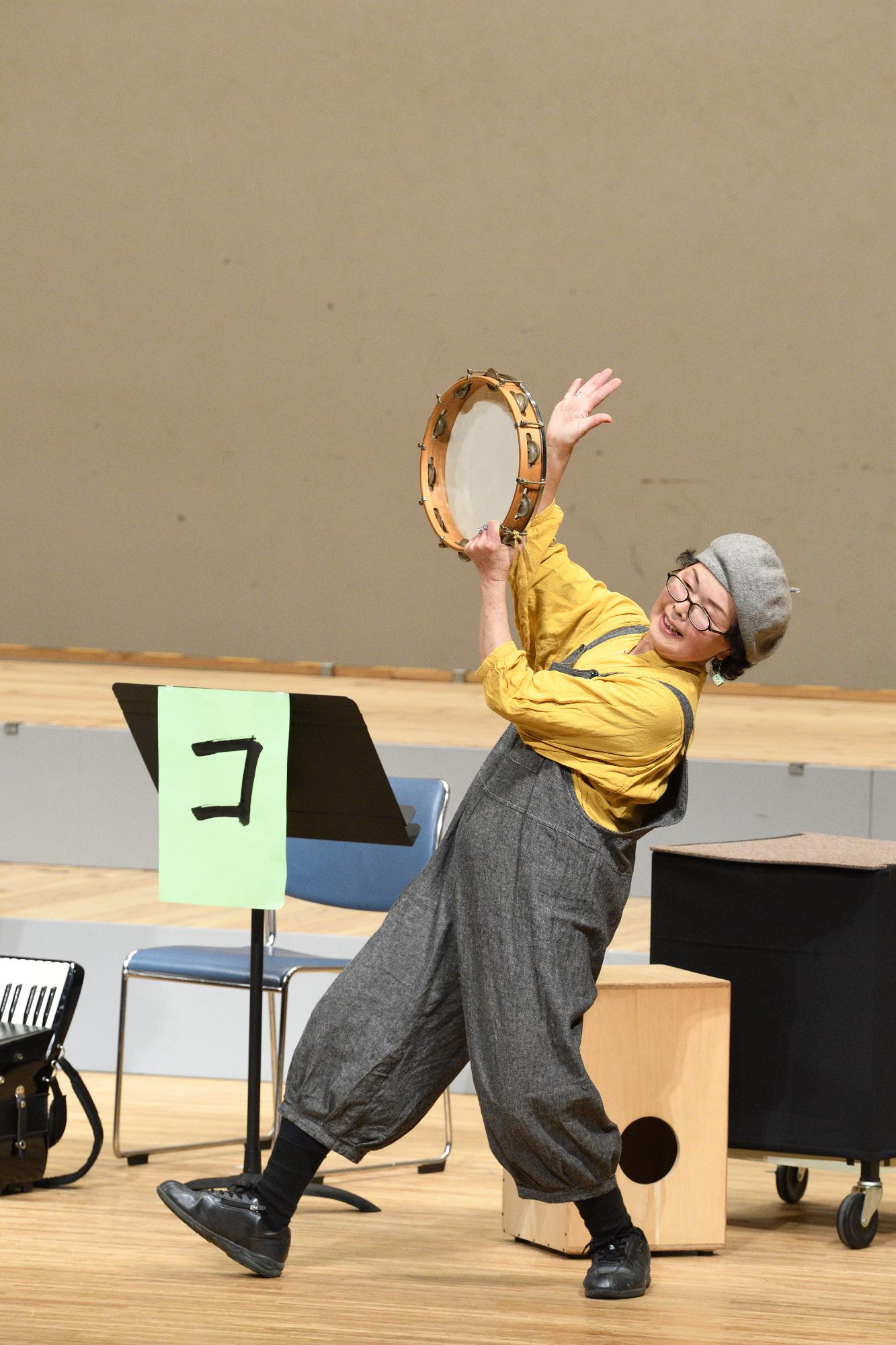 山崎文化会館のステージで軽快な演奏を披露する宍粟アコーディオンサークルのメンバーの写真