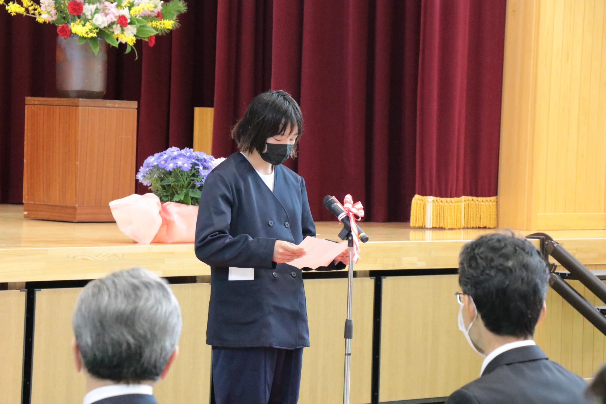 蔦沢小学校の開校式で児童を代表してあいさつする西山真帆さんの写真