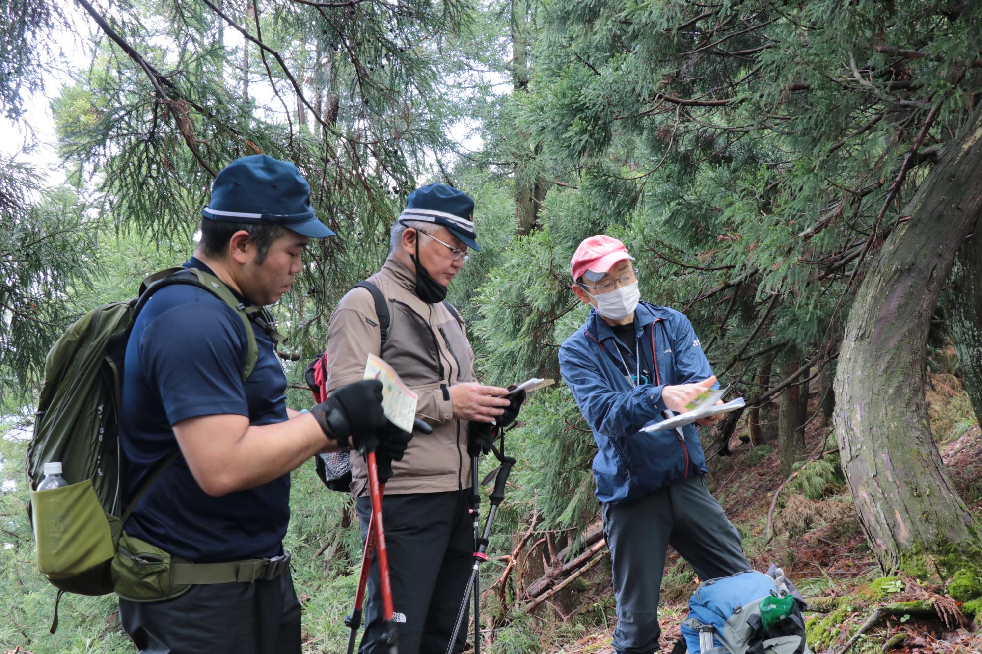 一宮町と波賀町にまたがる藤無山の登山ルートで地元山岳ガイドの指導を受けながら安全点検を行う宍粟警察署員ら
