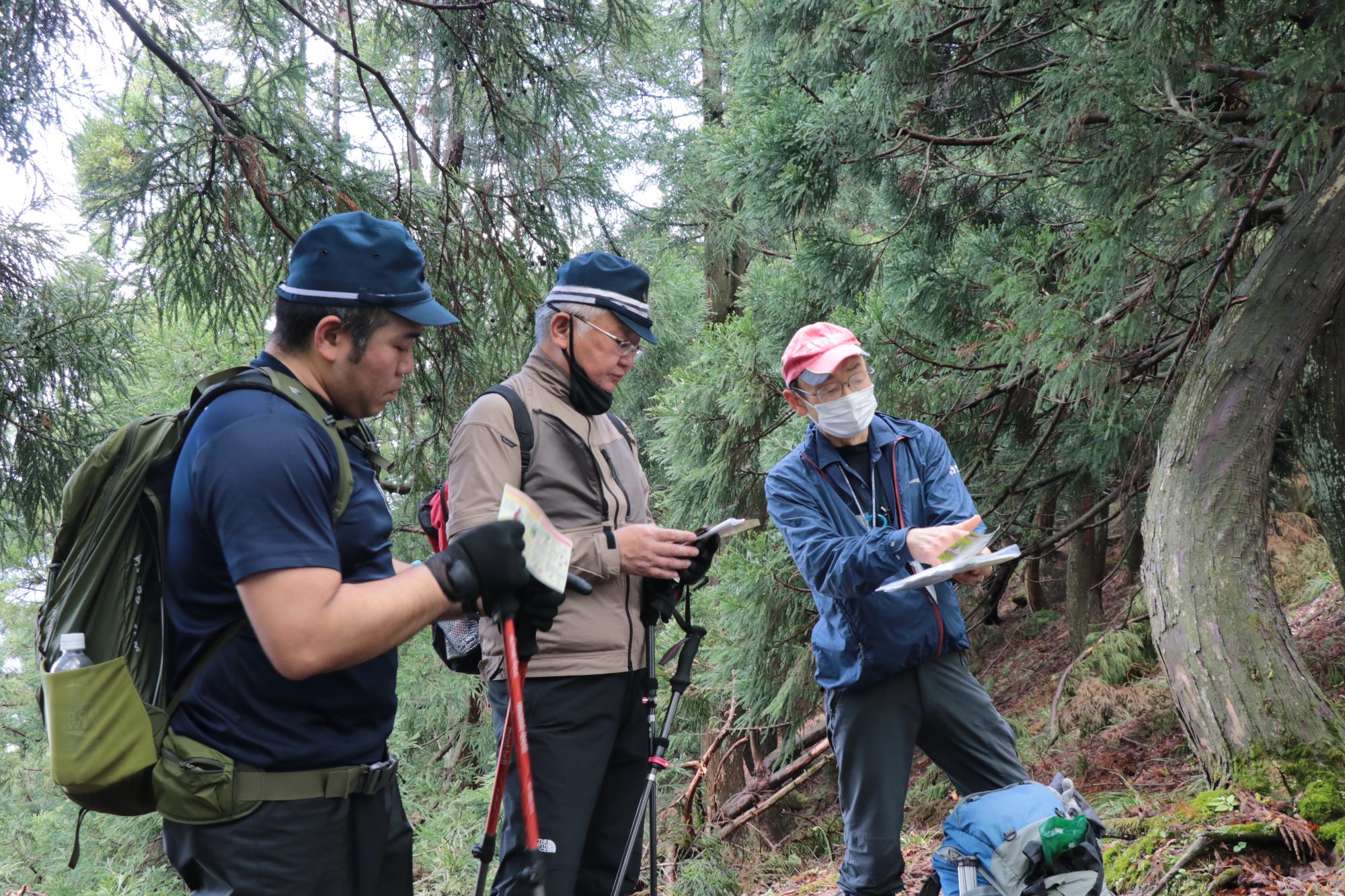 一宮町と波賀町にまたがる藤無山の登山ルートで地元山岳ガイドの指導を受けながら安全点検を行う宍粟警察署員ら