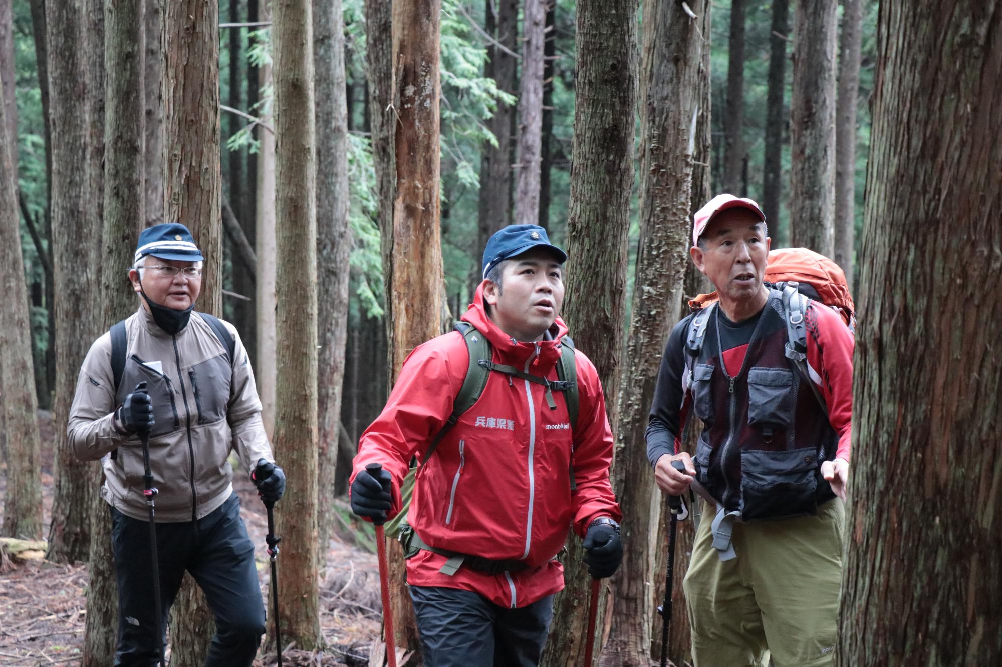 一宮町と波賀町にまたがる藤無山の登山ルートで地元山岳ガイドの指導を受けながら安全点検を行う宍粟警察署員ら