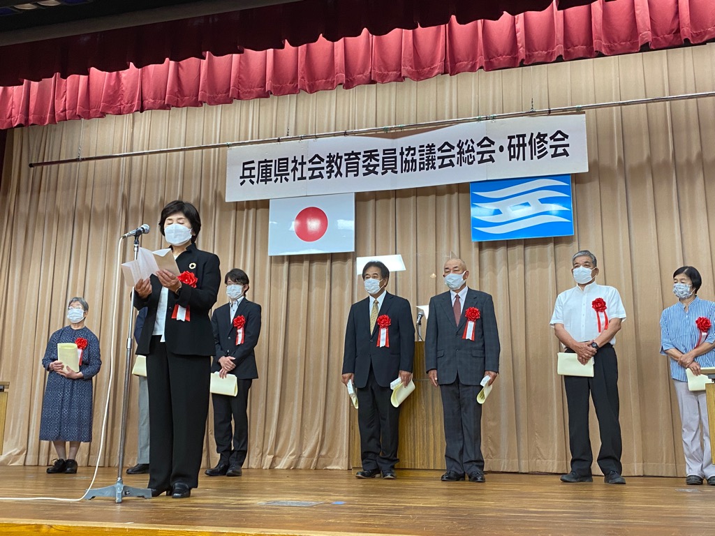 県民会館であった表彰式で受賞者を代表してあいさつする中村さん