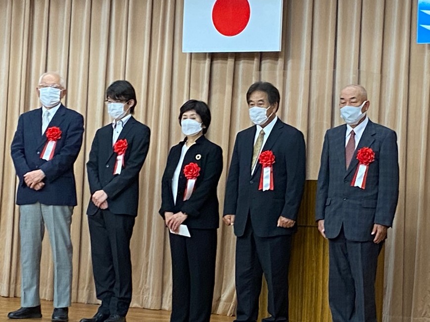 県民会館で行われた兵庫県社会教育委員協議会表彰の表彰式に参加した市の教育委員らの写真