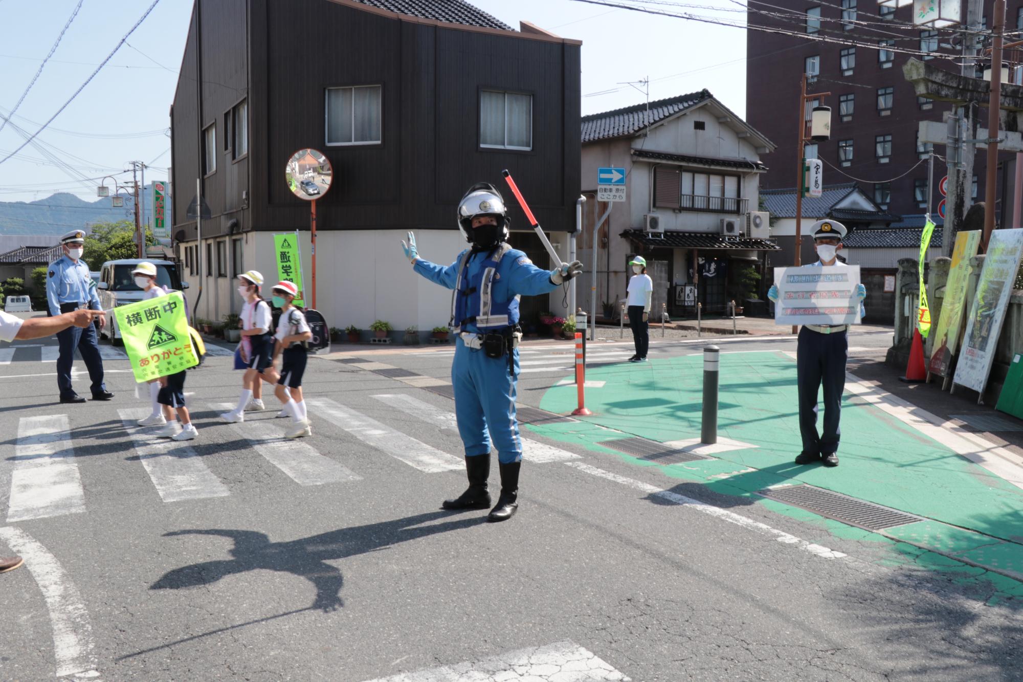 山崎商店街東側にある横断歩道で下校中の児童らを宍粟警察署員らが誘導している写真