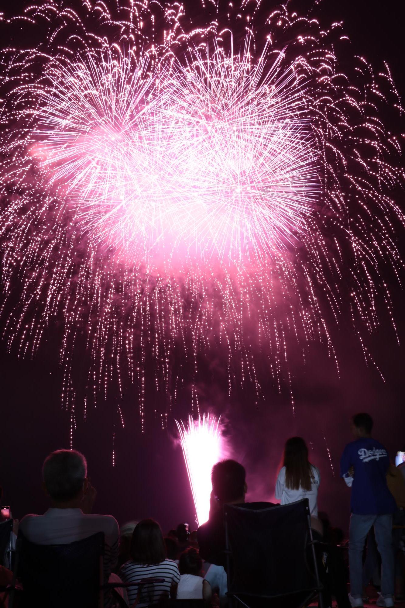 3年ぶりに開かれた山崎納涼夏祭りで夜空に打ち上げられた花火の写真