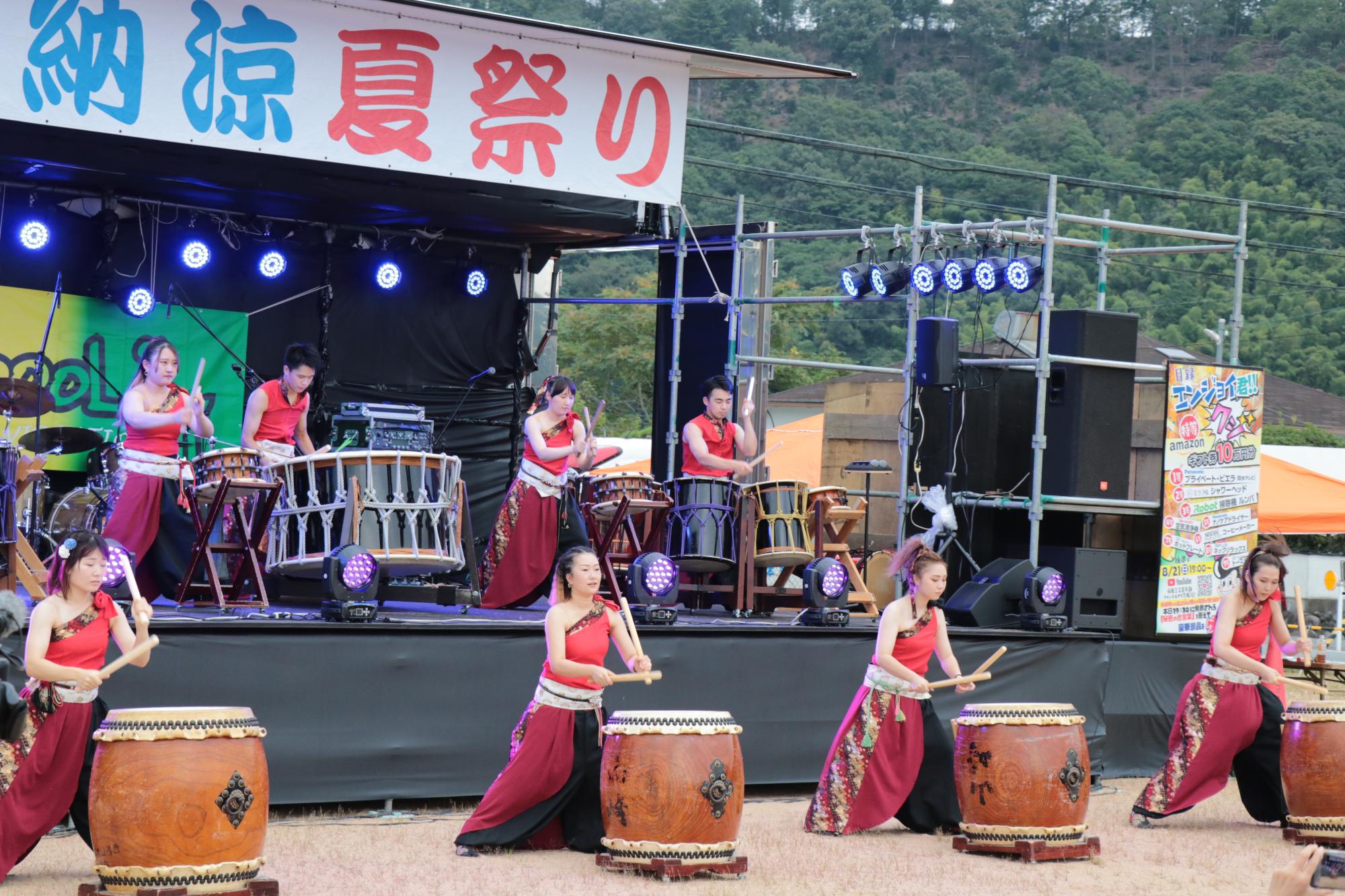 山崎納涼夏祭りで力強い演奏を披露する和太鼓グループ「弾紅」の写真