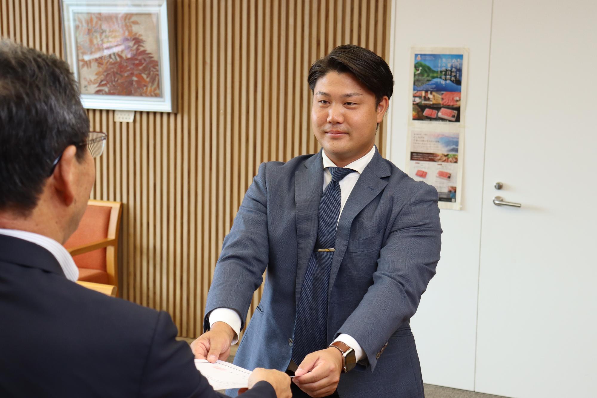 福元市長から地域おこし協力隊の委嘱状を新隊員の福壽さんが受け取っている写真