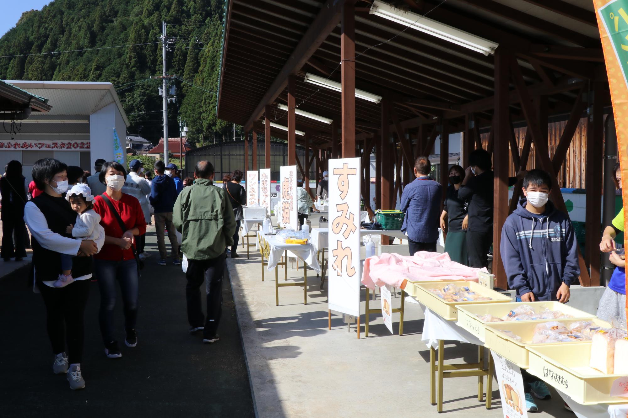 千種商店街大通り広場に並んでいる食の販売ブース