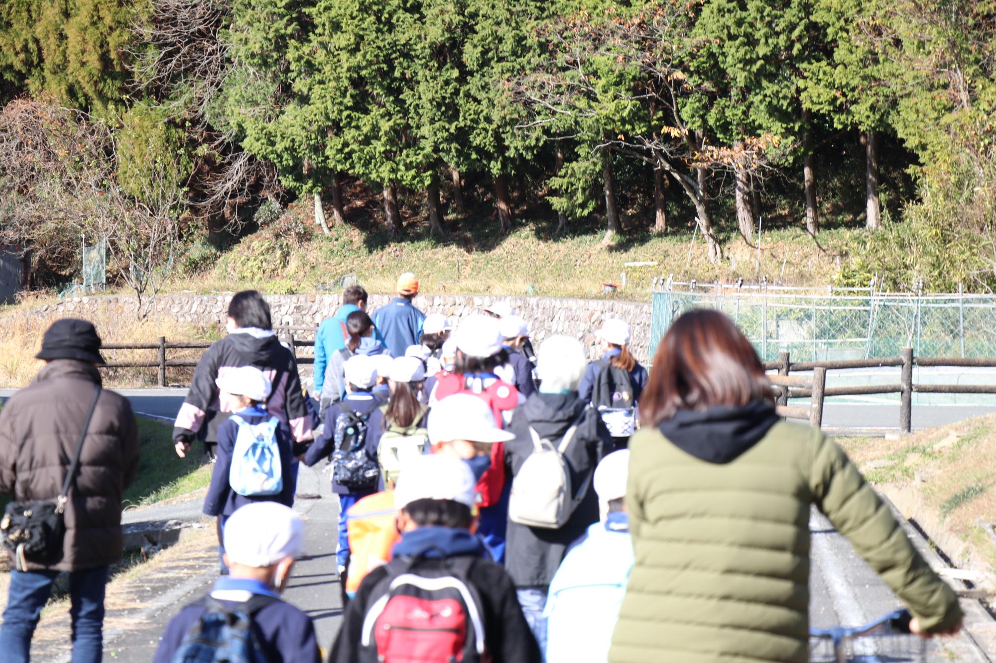 川戸地区内を巡る児童らと地域住民の写真