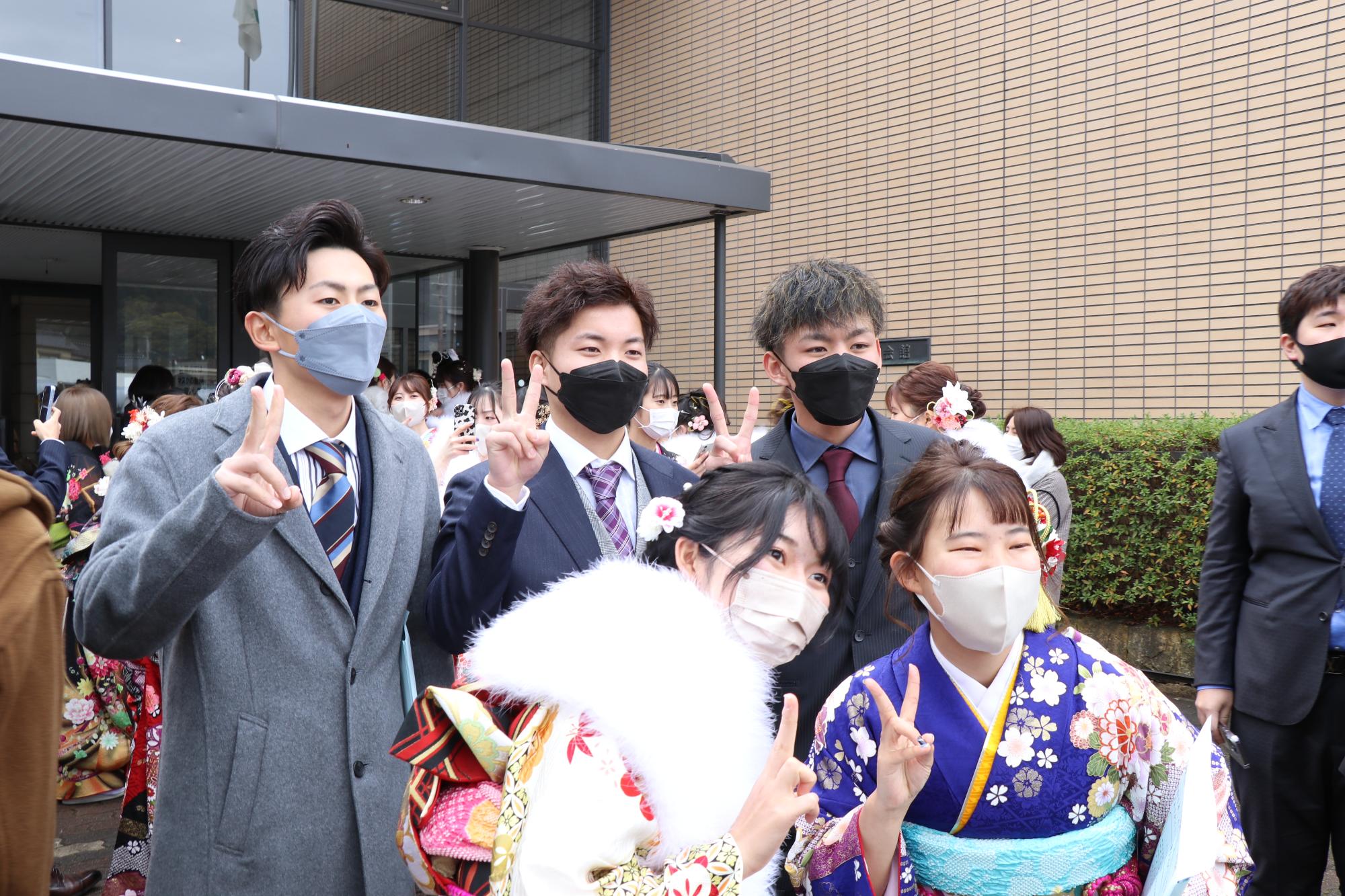 山崎文化会館玄関前で再会を喜び記念撮影をする出席らの写真