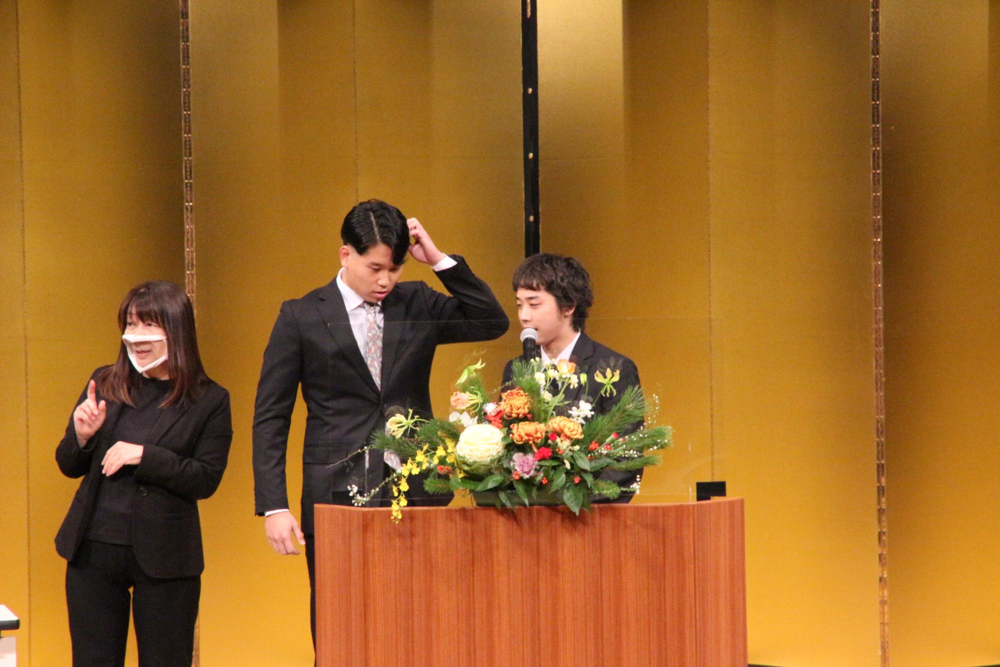 山崎文化会館のステージ上で式典のフィナーレを飾る漫才を披露した実行員会のメンバー