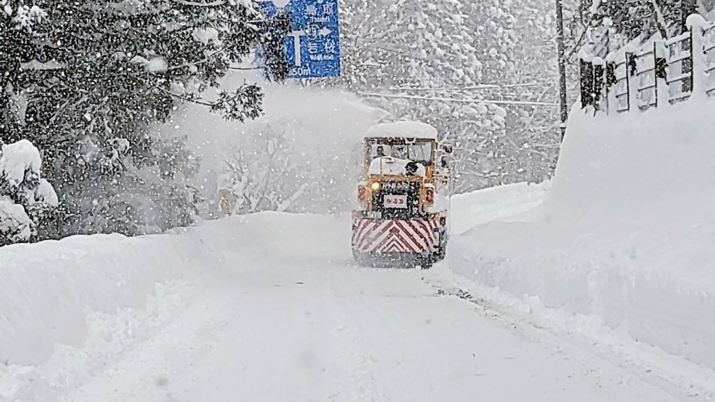 波賀町道谷を通る県道48号大屋波賀線の積雪を除雪車が除雪している写真