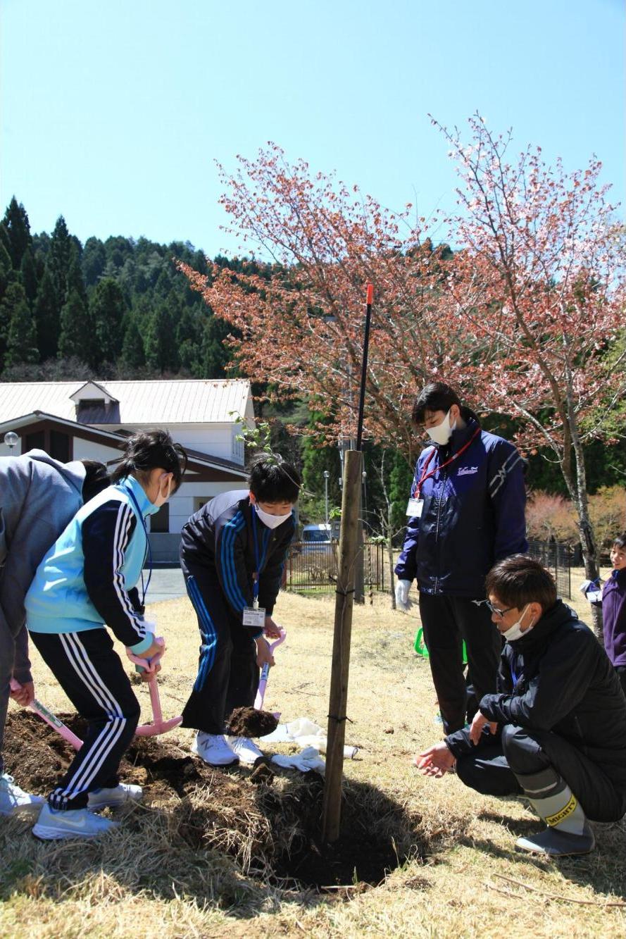 ヴィクトリーナの森で参加した児童が植樹場所の土をスコップで掘り起こしている写真