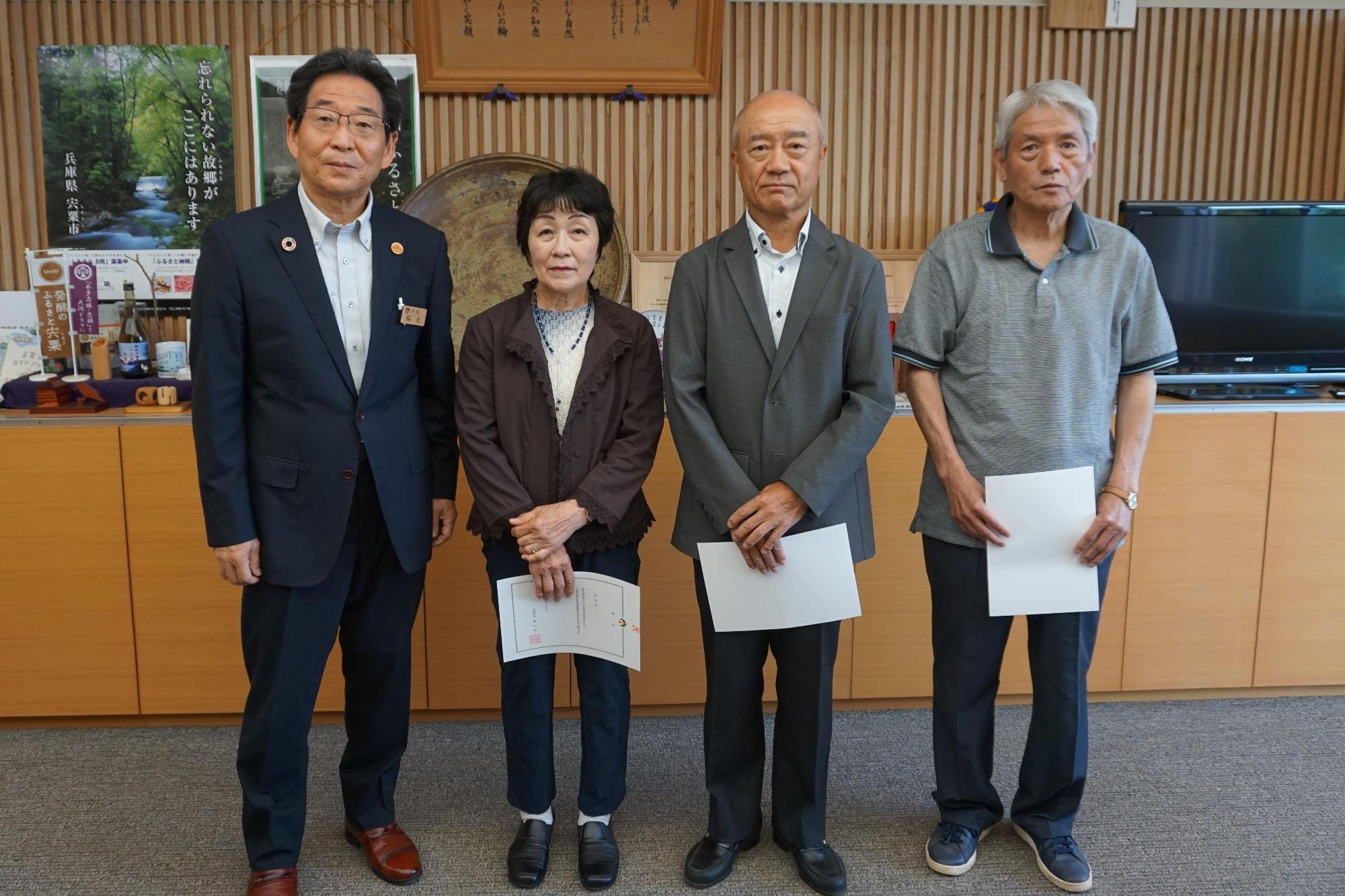 市長室で鳥居さん、田中さん、西川さんの3人が市長と横一列になって並んでいる写真