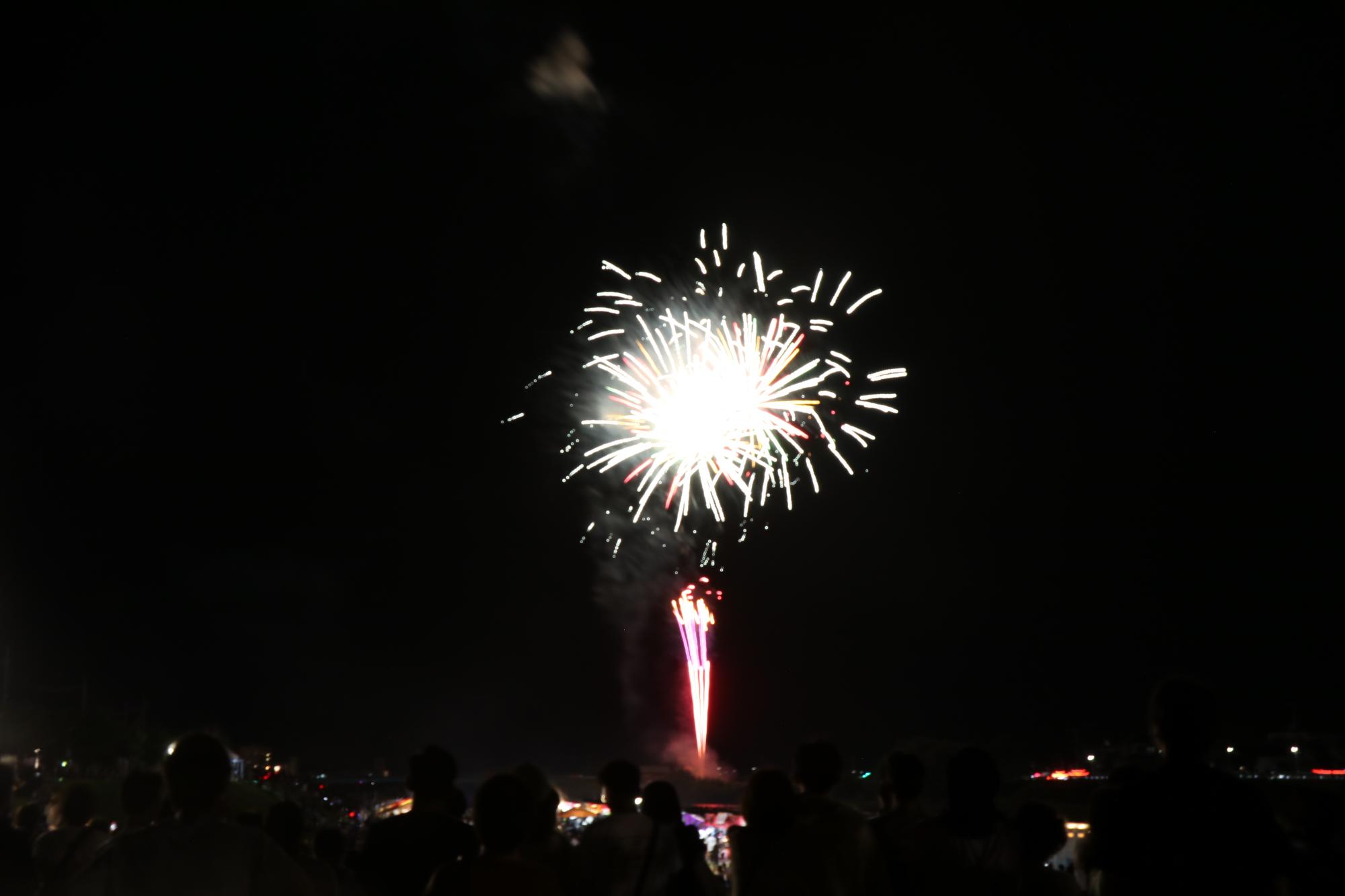 揖保川近くで打ち上げられた花火の写真