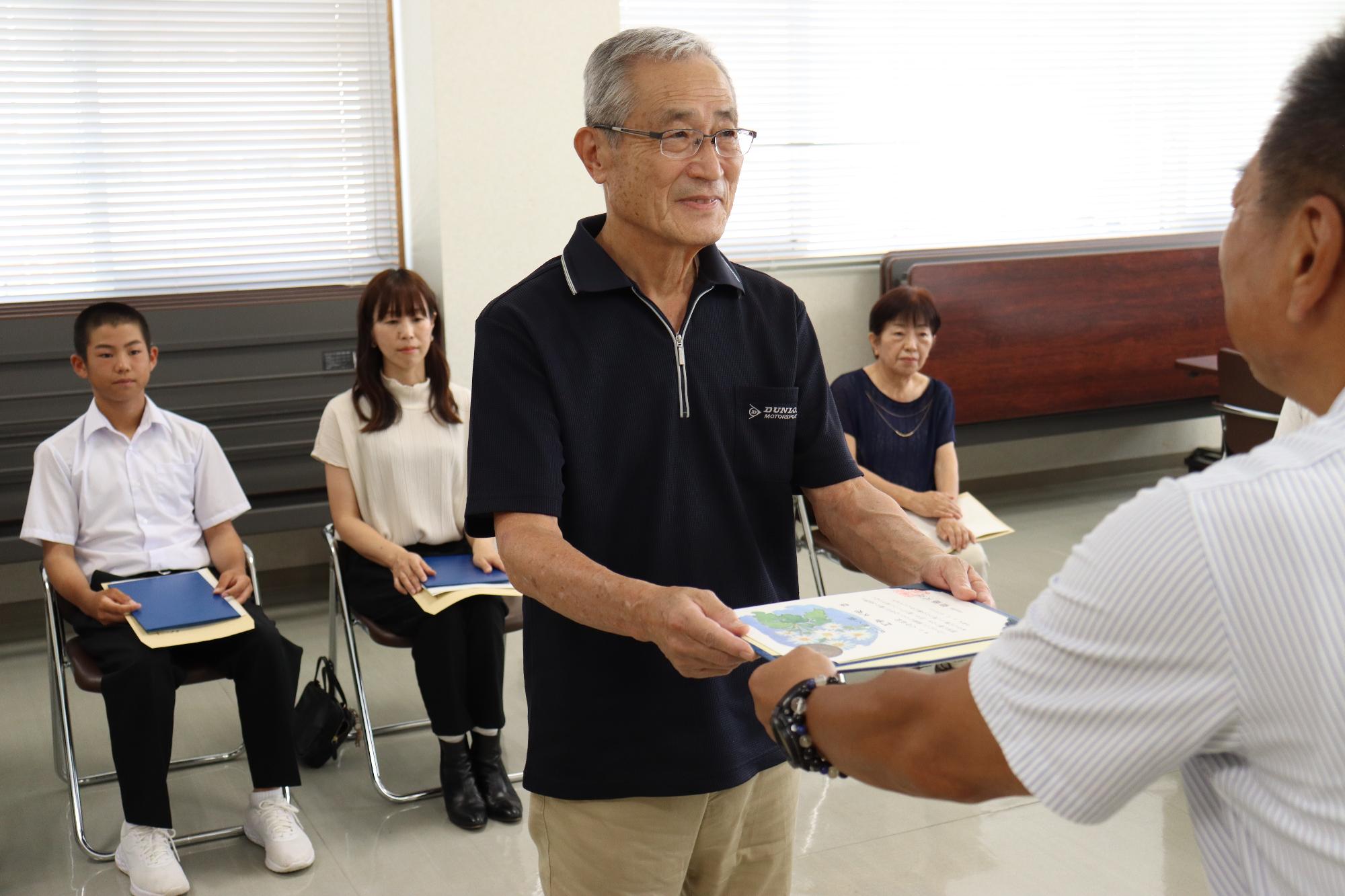 西播磨県民長から賞状を受け取る阿曽文彦さんの写真