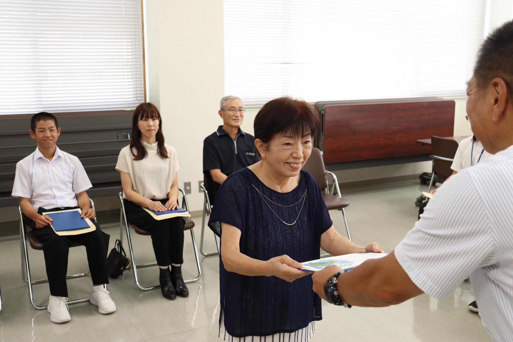 西播磨県民長から賞状を受け取る阿曽かず江さんの写真