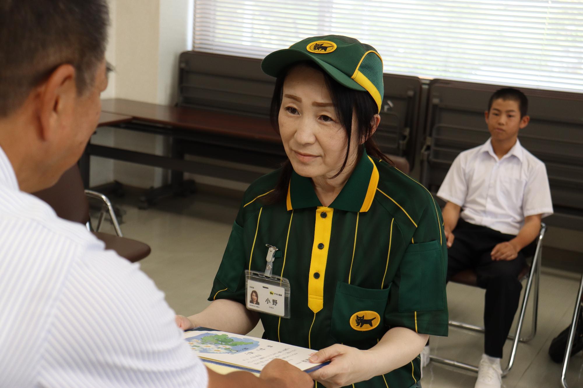 西播磨県民長から賞状を受け取る小野三佳さんの写真