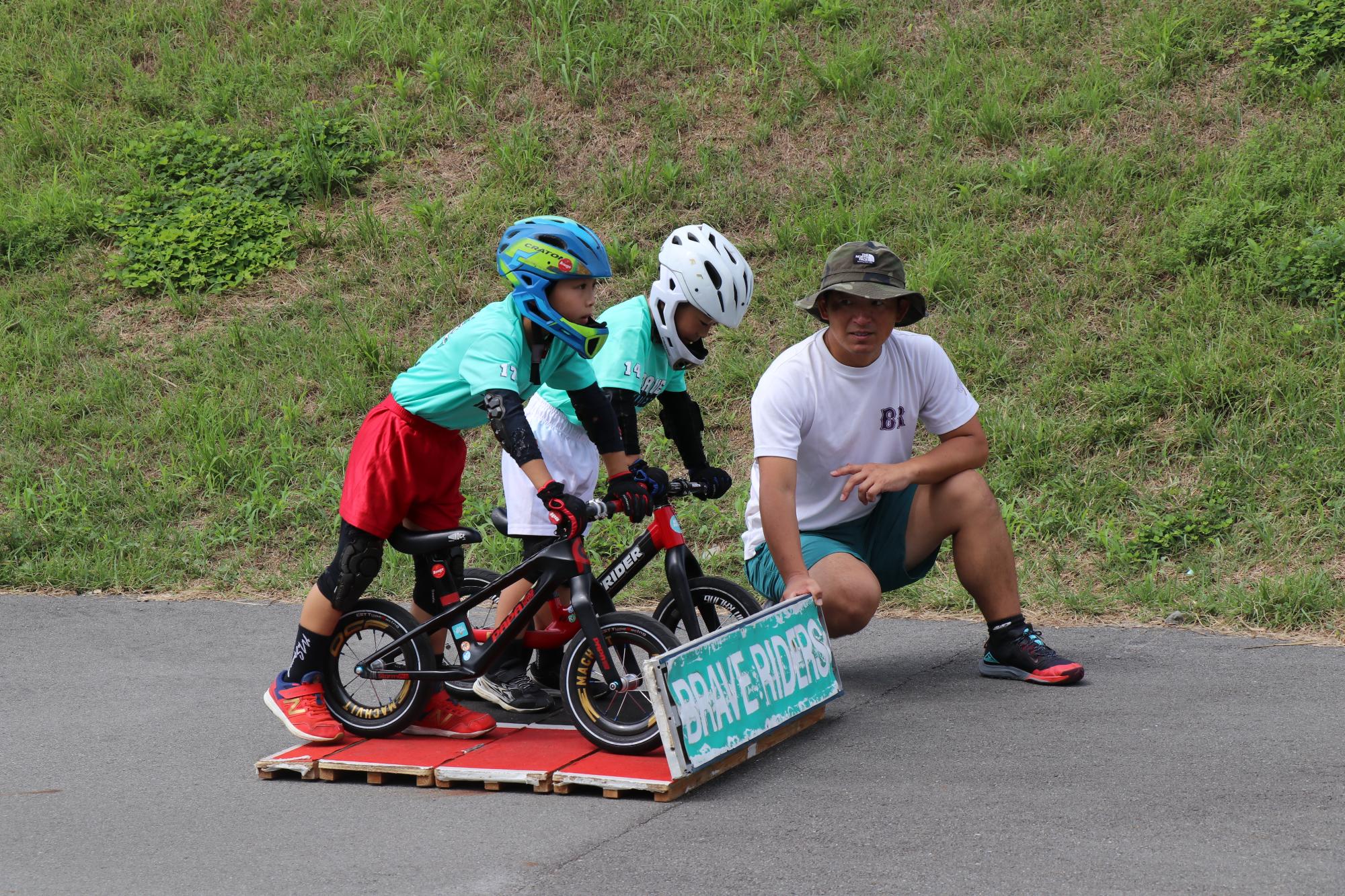植田さんと弟の瑛士さんがランバイクに乗り、並んでスタートラインに立っている写真