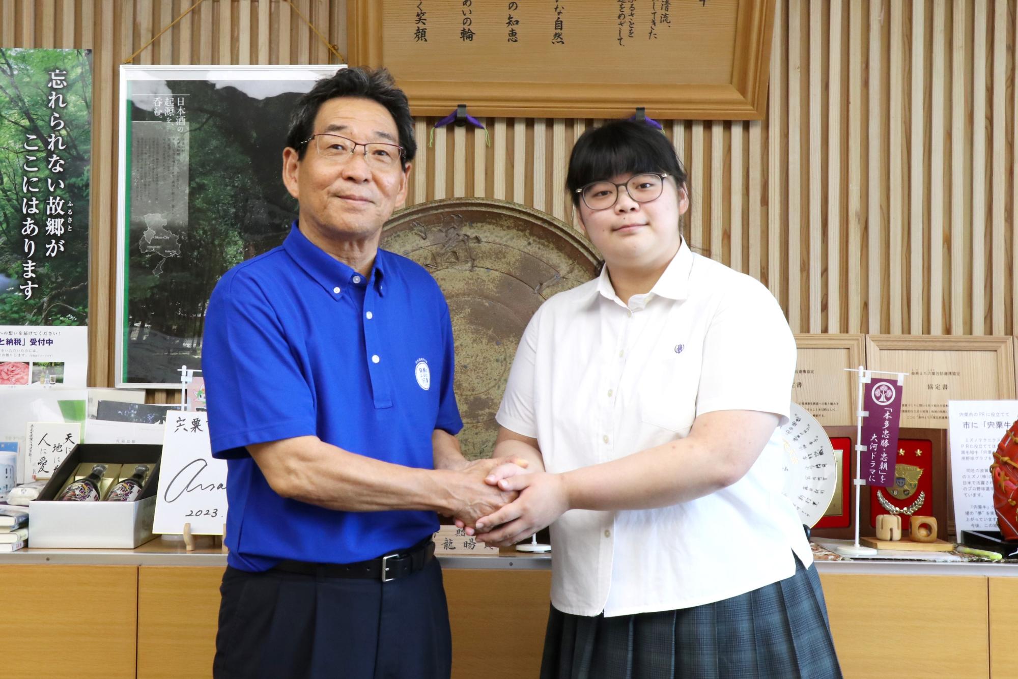 千種高校の和田さんが福元市長と握手している写真