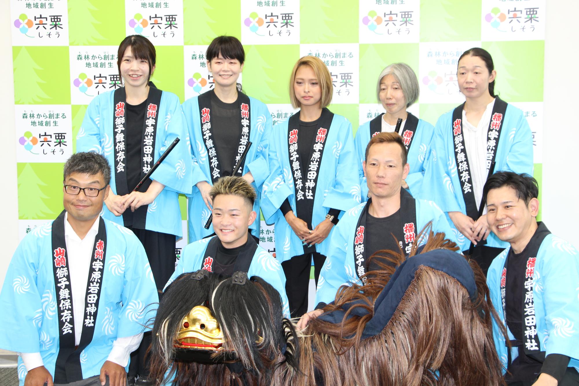 定例記者懇談会で獅子舞の演目「神楽」を披露した宇原獅子舞保存会メンバーの集合写真