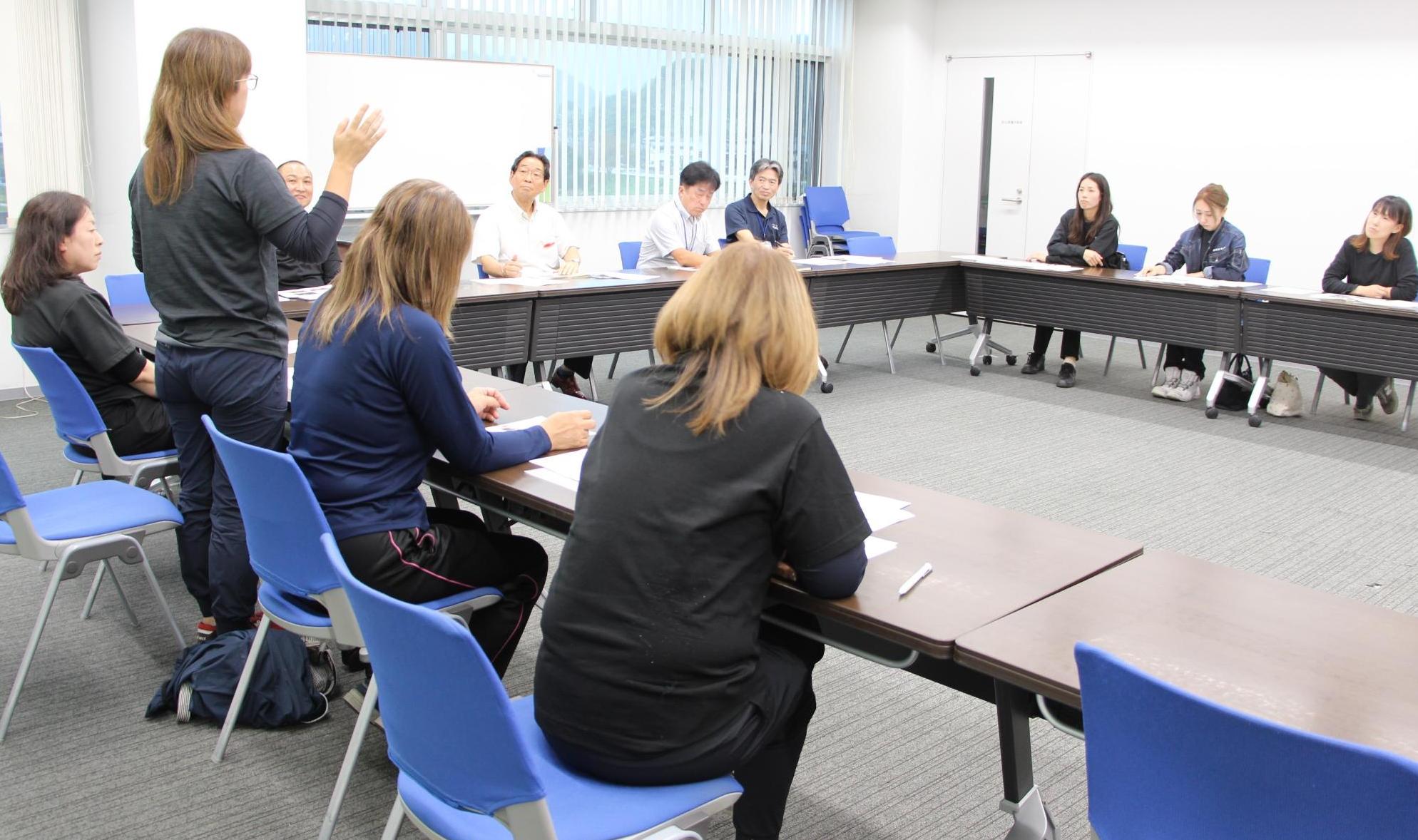 林業女子会のメンバーが宍粟市役所で宍粟市長と意見交換をしている写真
