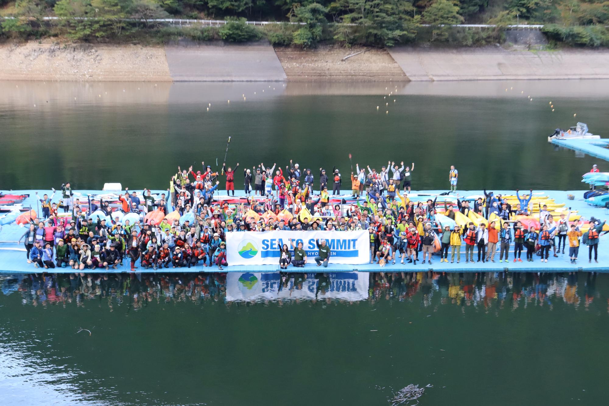 音水湖の浮島に関係者と参加者が全員集合した写真