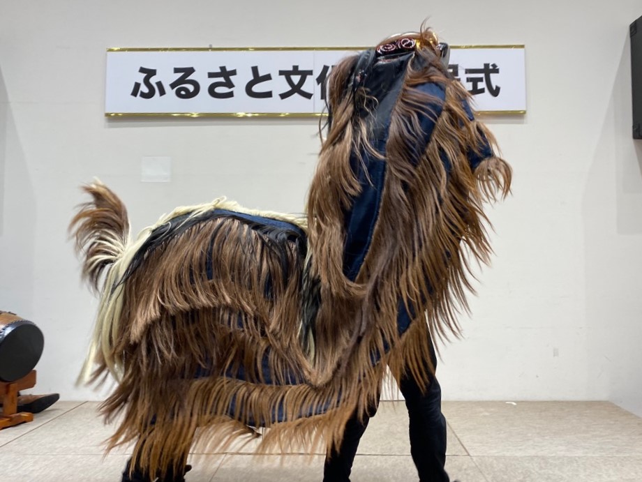 宇原獅子舞保存会のメンバーが演目を披露。獅子頭が大きく持ち上がっている状態の写真