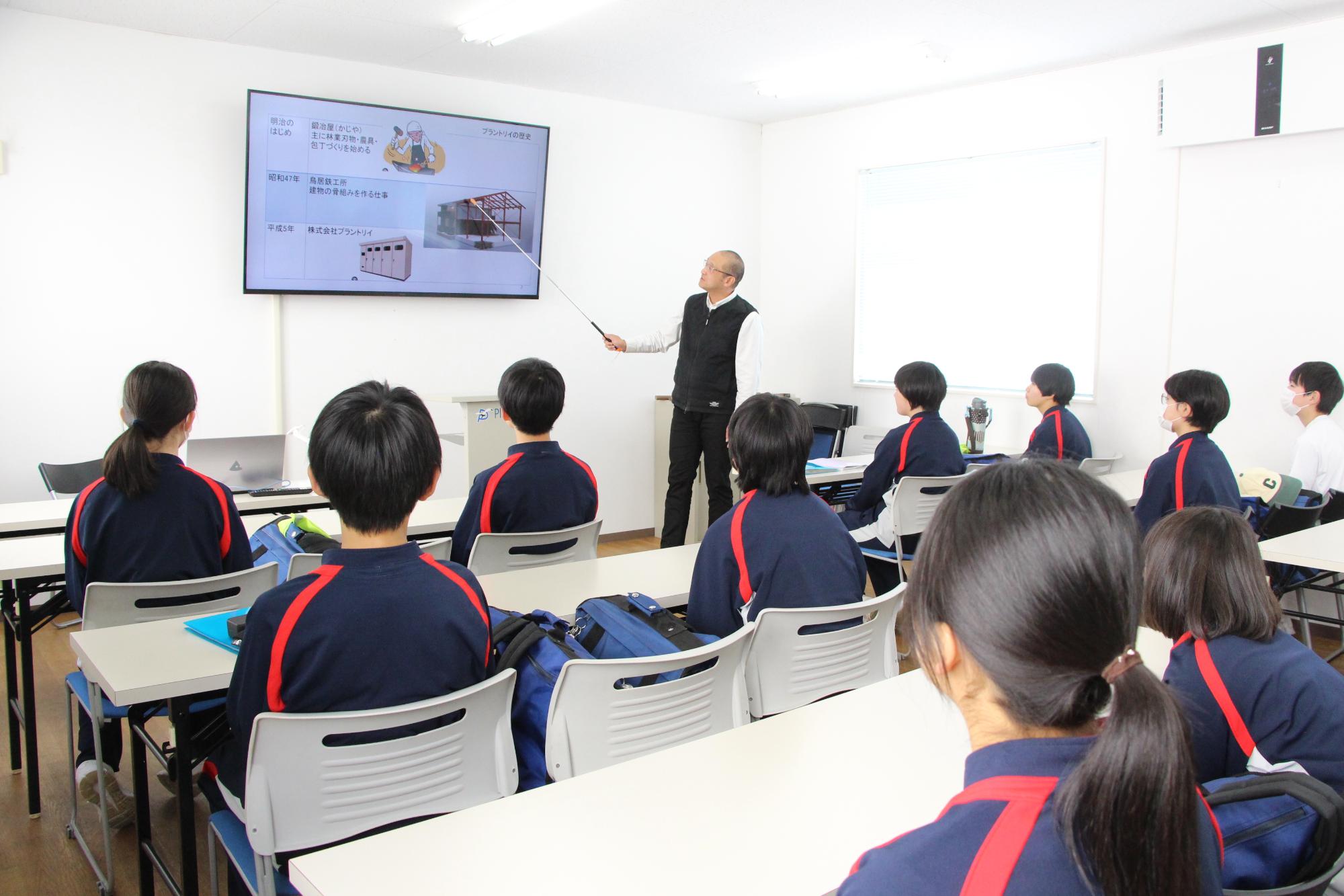 千種中学校1年生の生徒らが説明を受ける様子