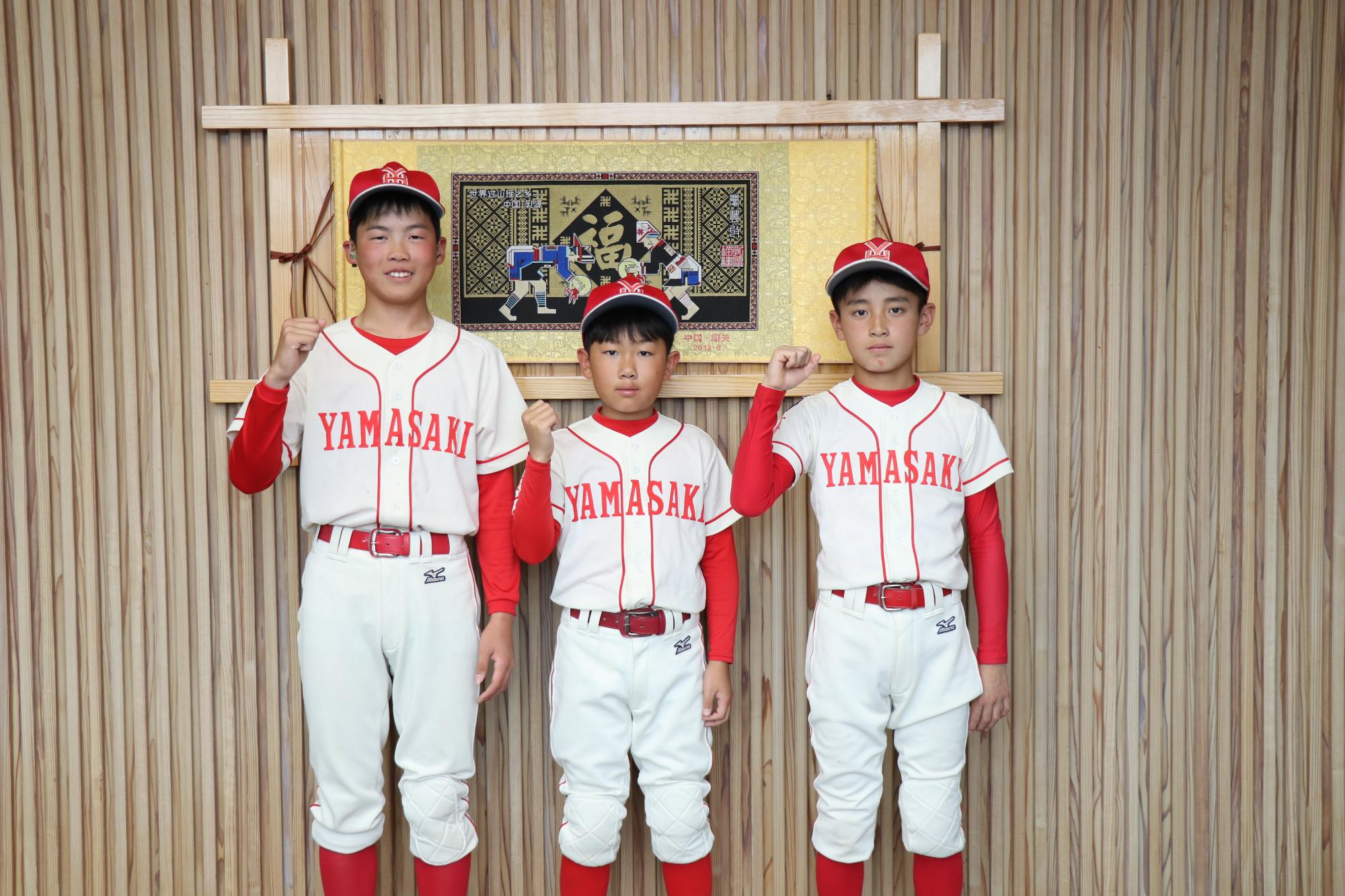 塚本心さんと谷尻流星さん、世良太晴さんが市役所で横に並び、ガッツポーズしている写真