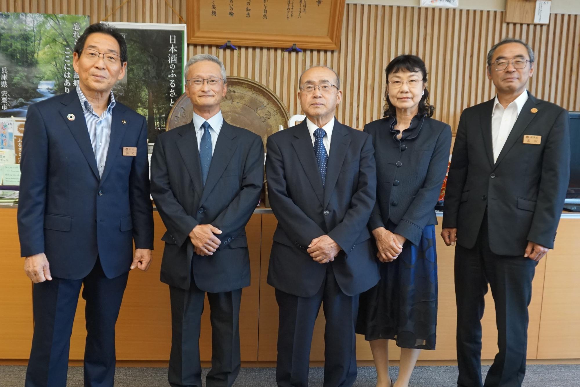 公平委員に選任された小谷愼一さん（左から2人目）と山本千津子さん（右から2人目）、公平委員長に選任された中岡一夫さん（中央）