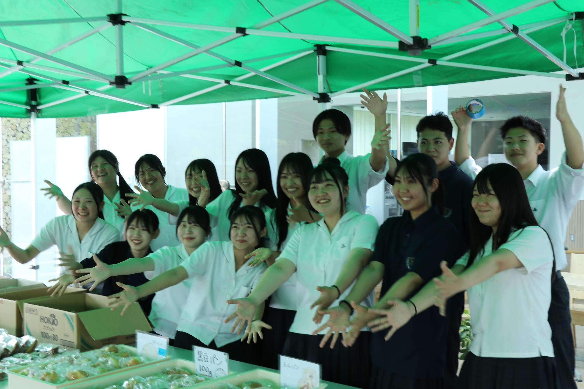 販売した山崎高校3年生の集合写真