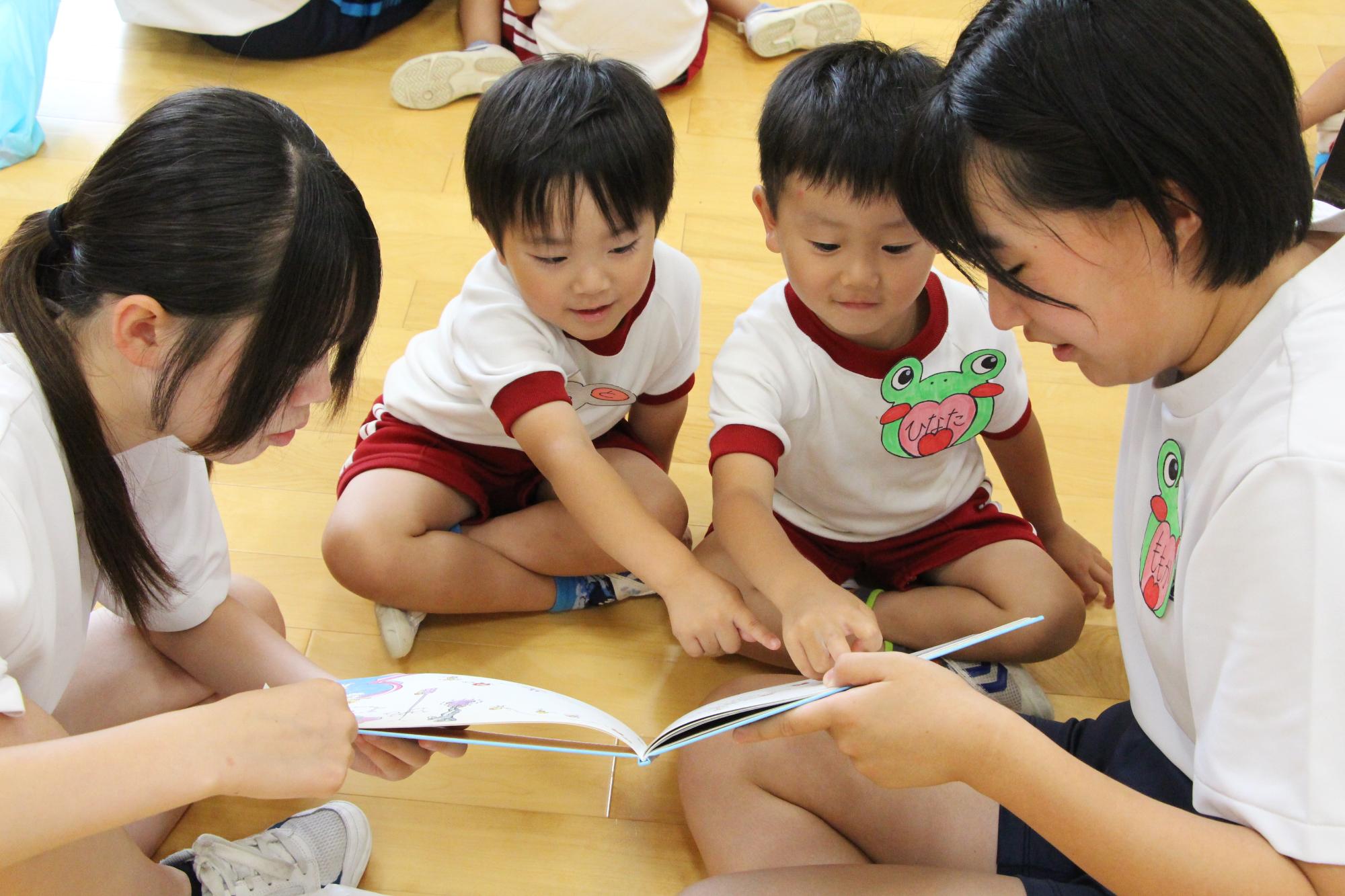 一宮南中の生徒がはりま一宮こども園の園児に読み聞かせをしている様子