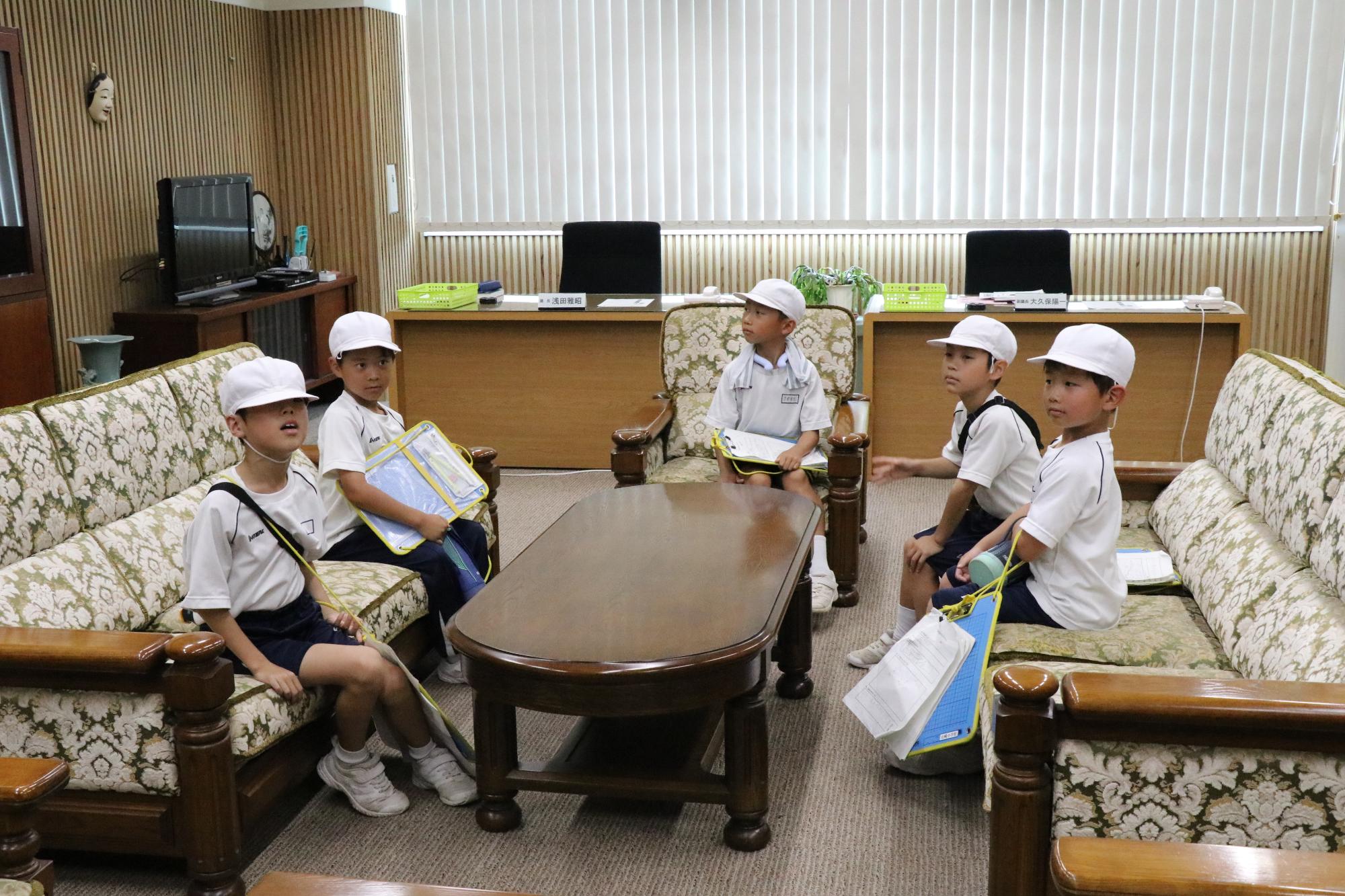 山崎小学校の2年生が議長の部屋で座っている様子
