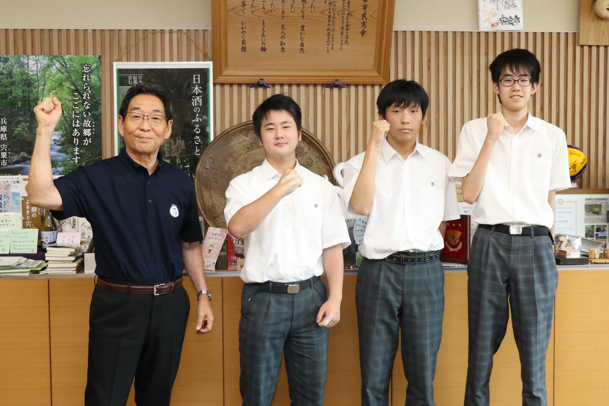 表敬訪問に来た千種高生3人と市長の写真