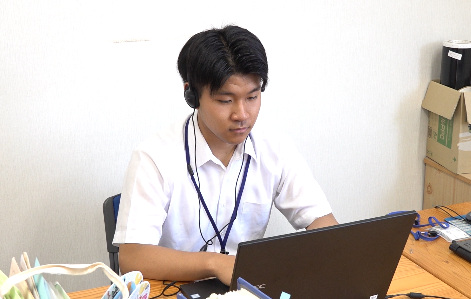 事務作業をするインターン生
