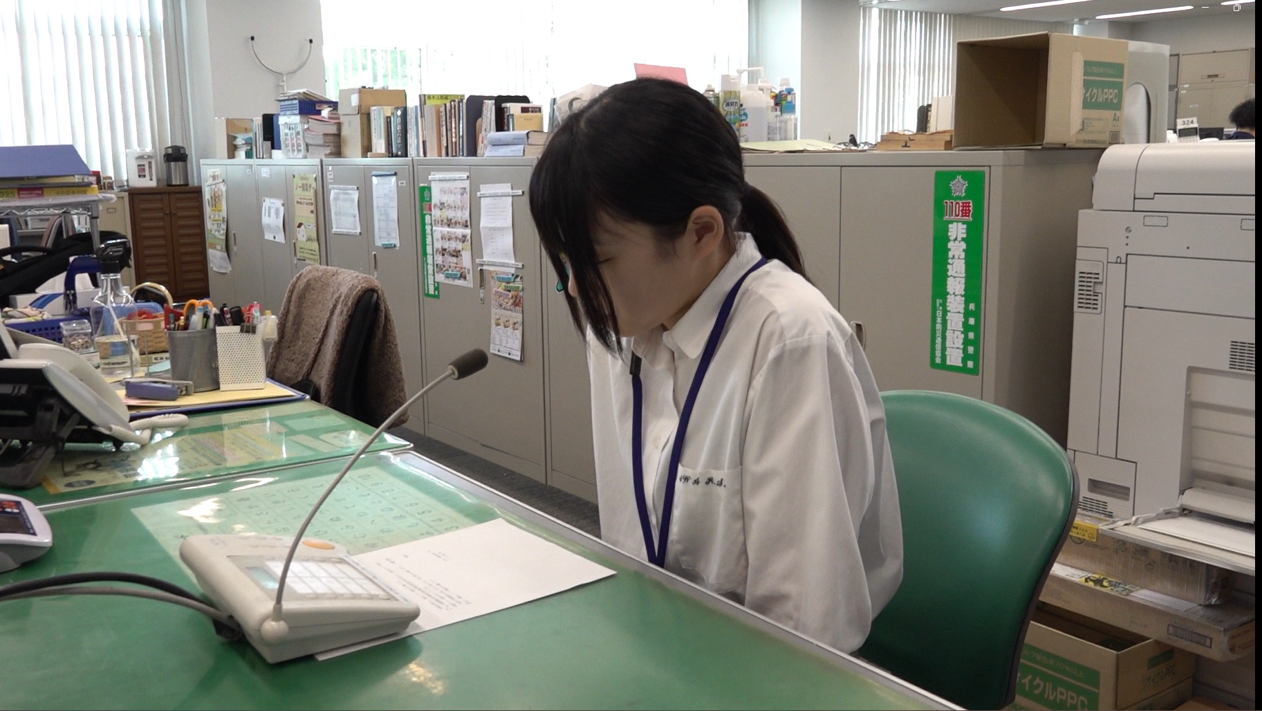 市役所の庁内放送をしている様子
