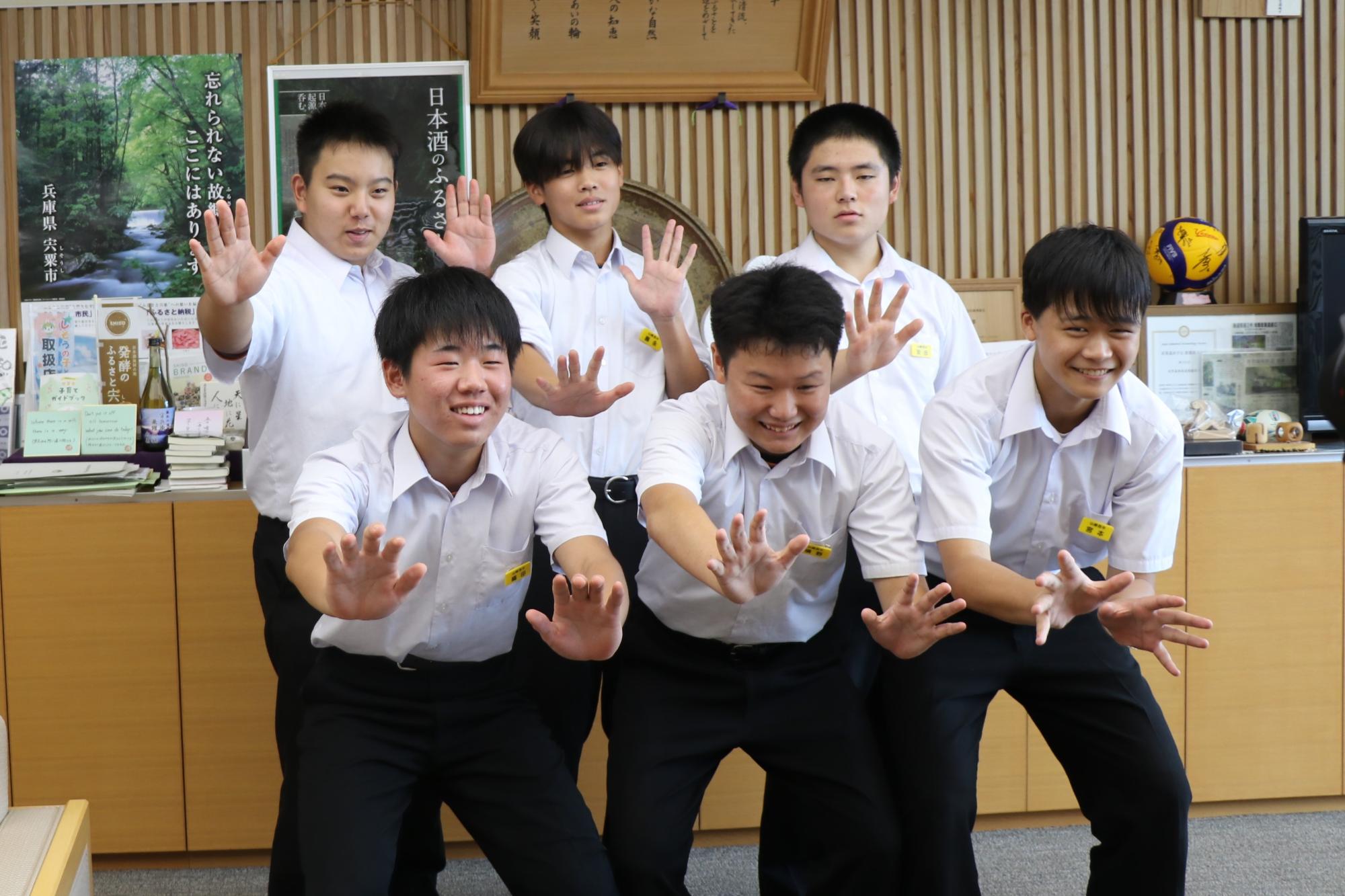 相撲の全国大会に出場する山崎西中学校の生徒6人がつっぱりをしている写真