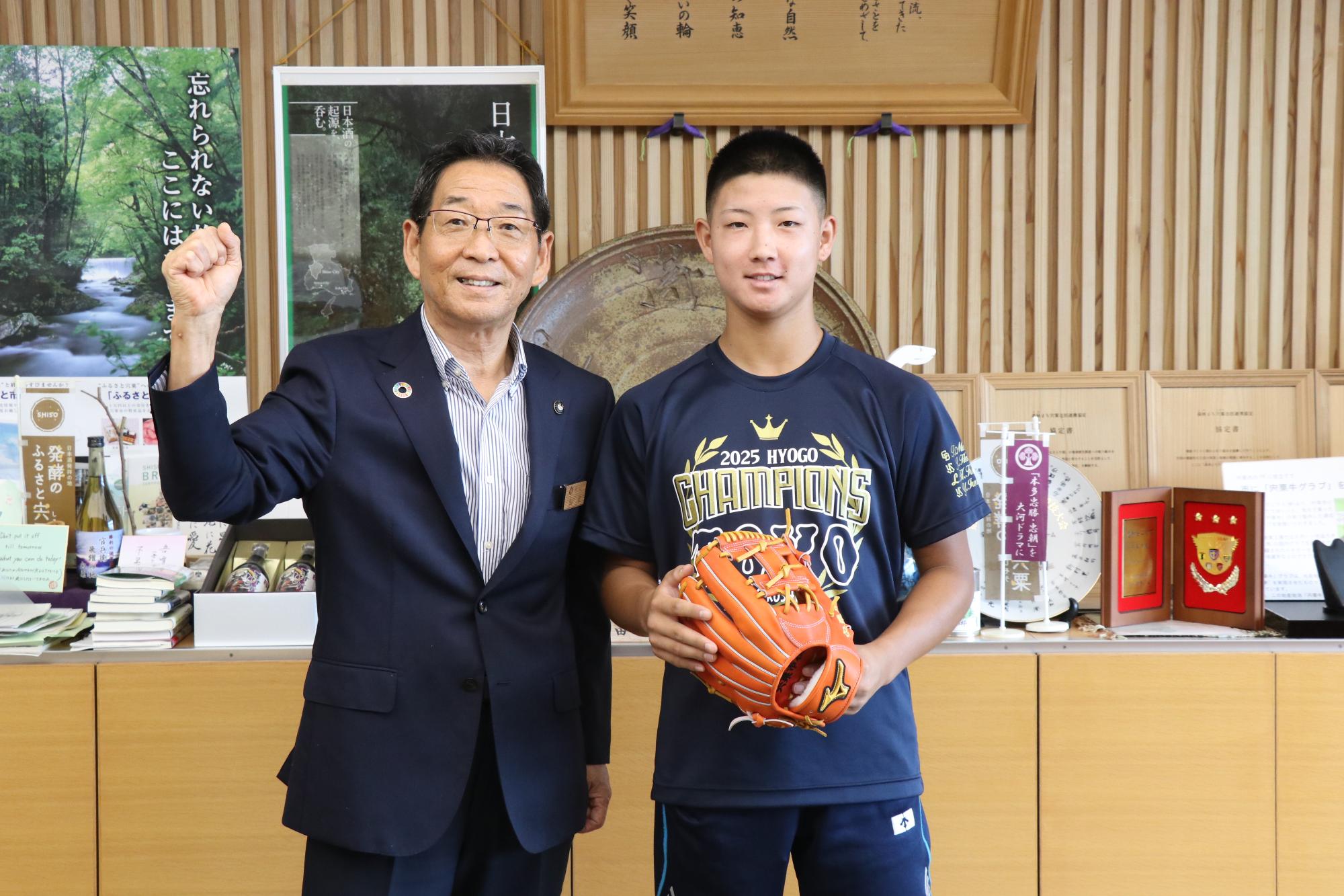 市長と一緒に笑顔をみせる高畑さん