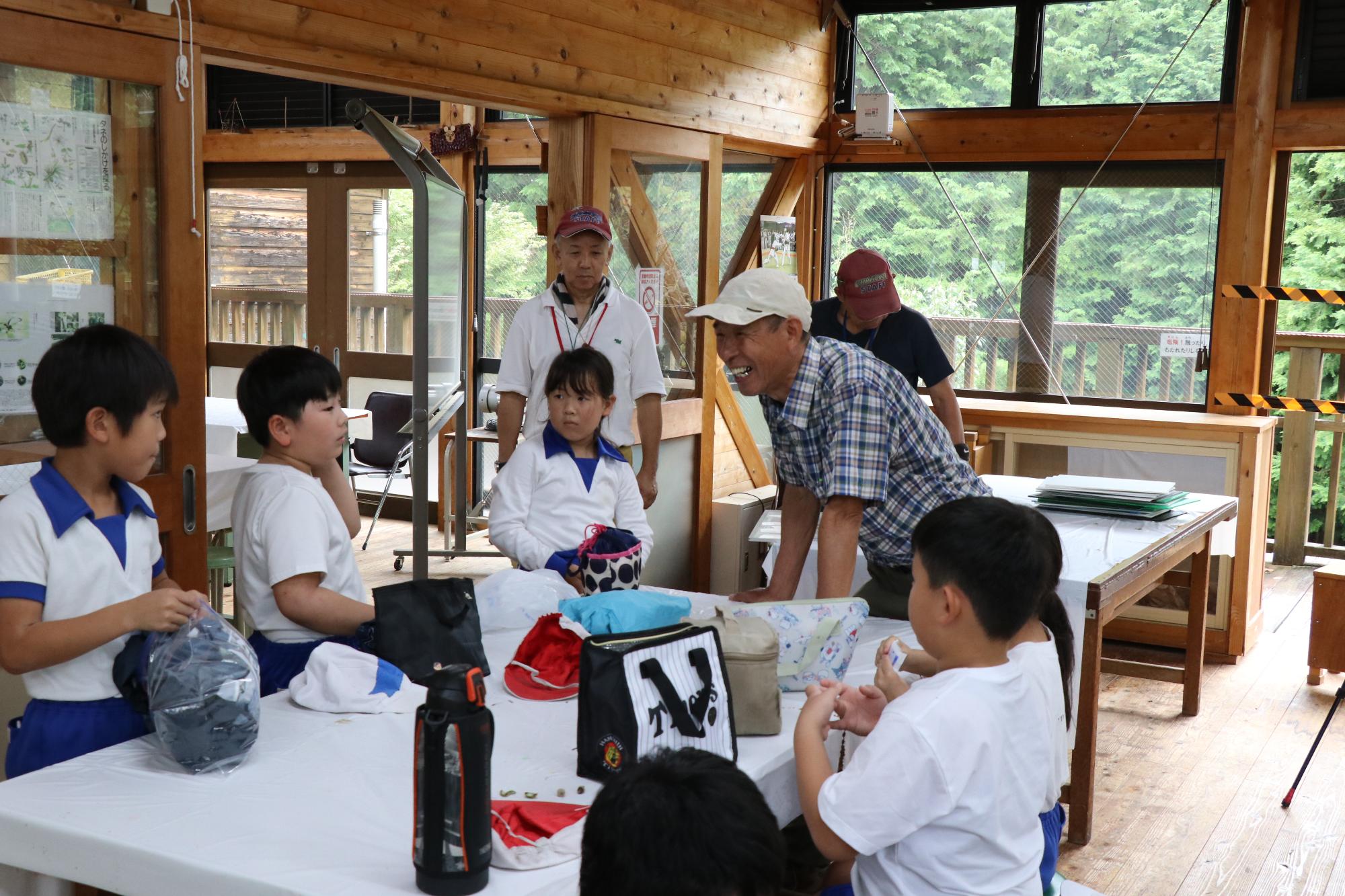 国見の森公園のスタッフから自然について聞いている神野小学生の様子