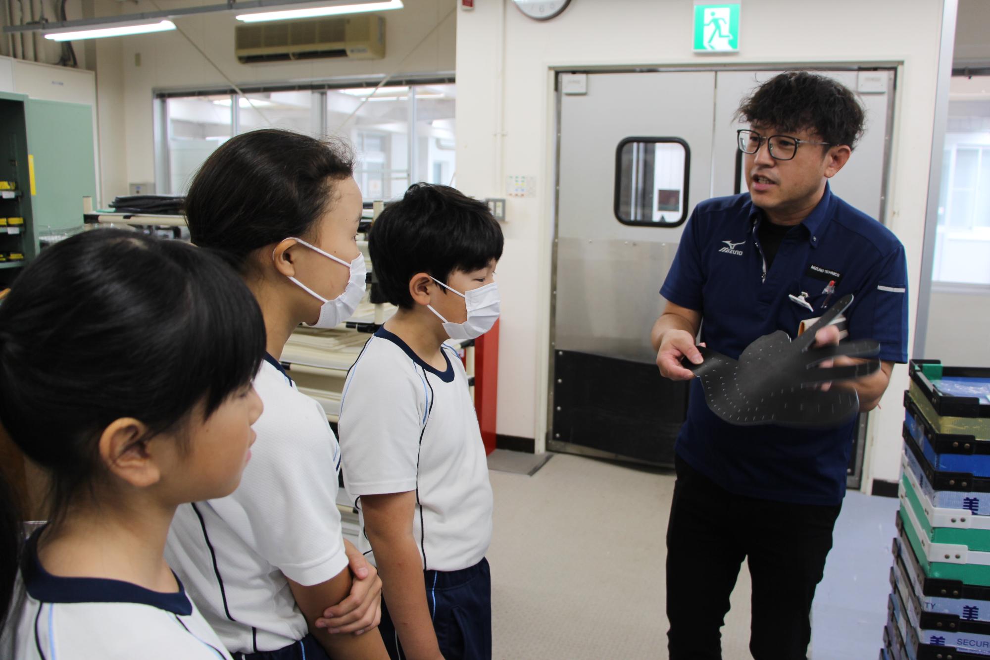 波賀小学校の生徒が説明を受けている様子