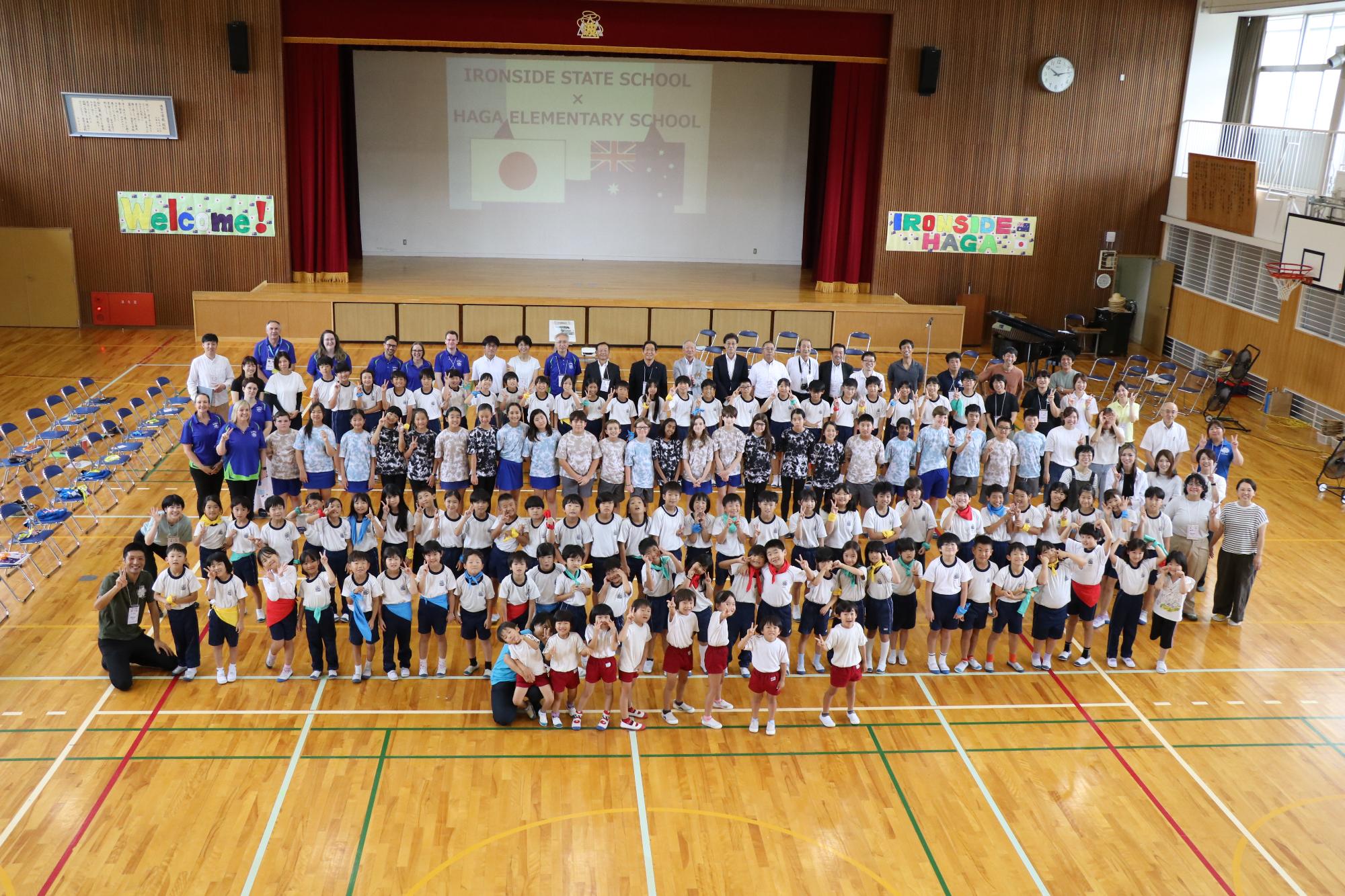 波賀小学校の生徒らとオーストラリアのアイアンサイド小学校との交流会に参加した人たちの記念写真
