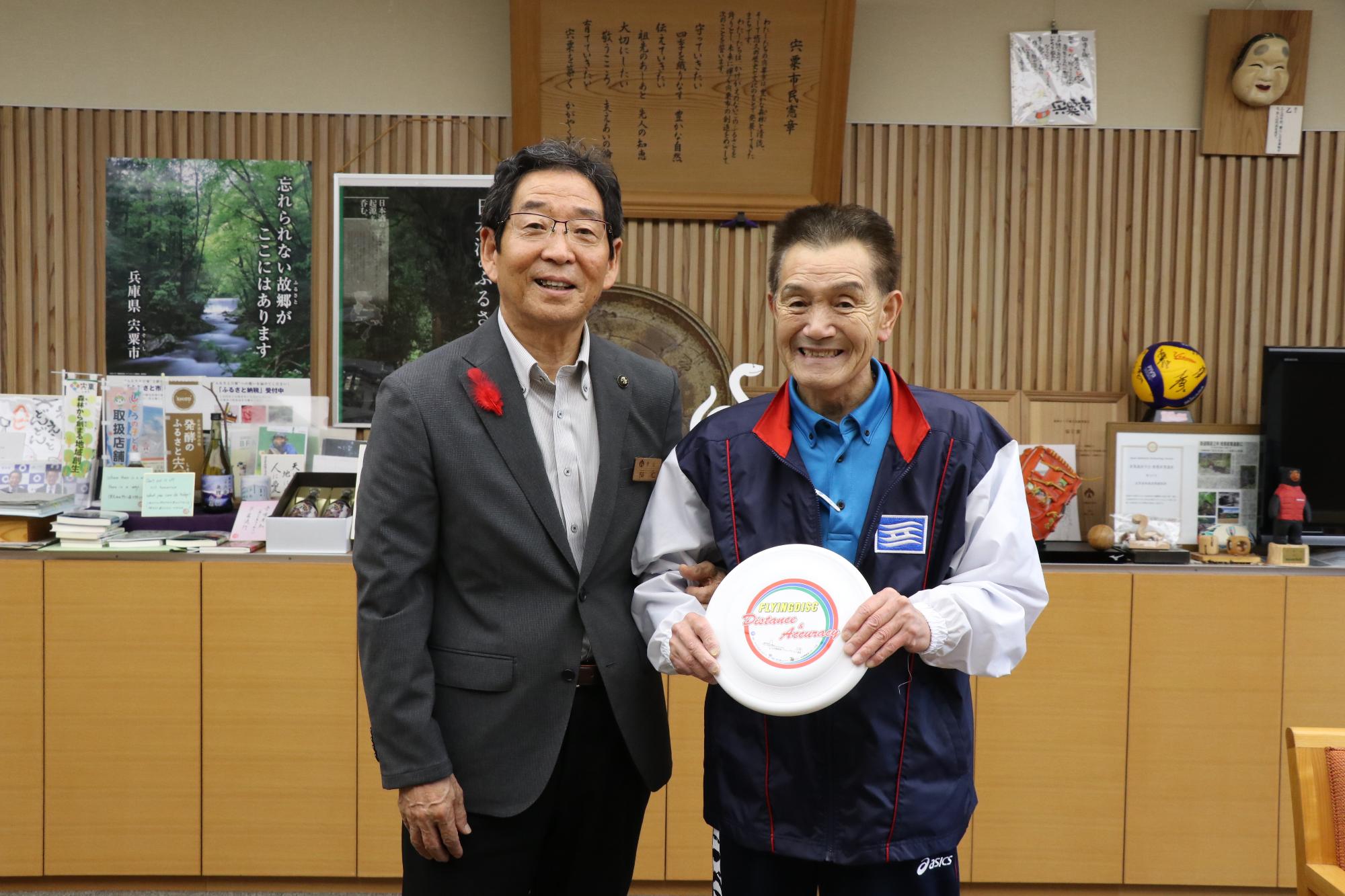 10月22日：全国障害者スポーツ大会出場 山崎町の廣本さんが市長を表敬の画像