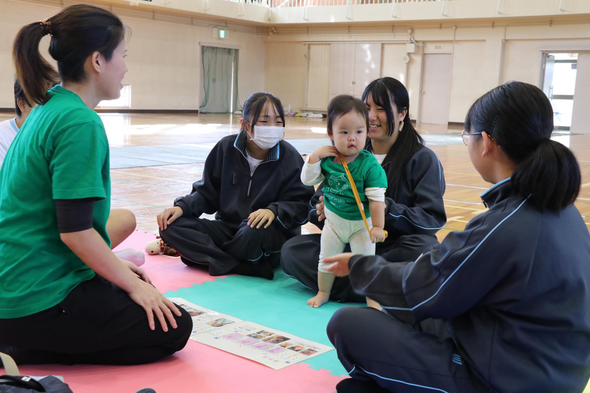 伊和高生と赤ちゃんの写真