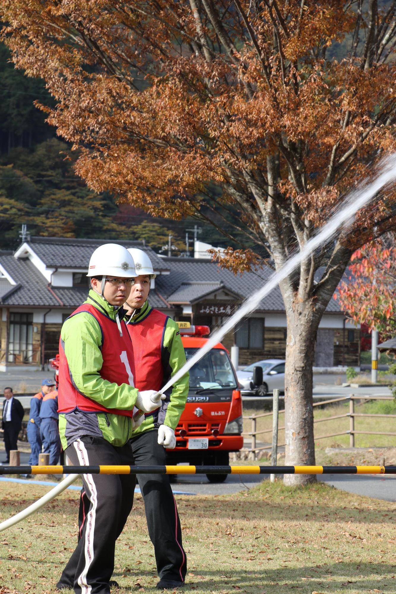 放水作業をするハリマ農業協同組合の職員ら