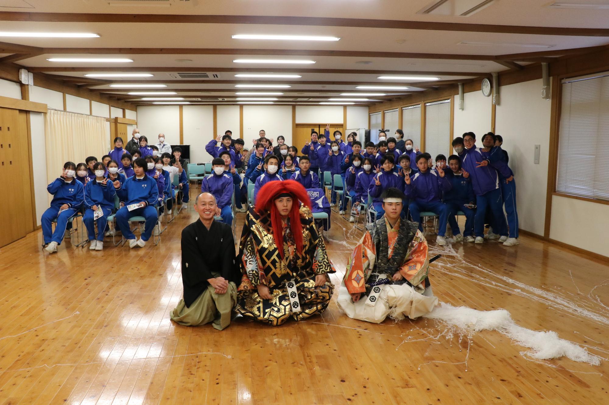 波賀中学校の生徒と土蜘蛛を演じた人による記念撮影